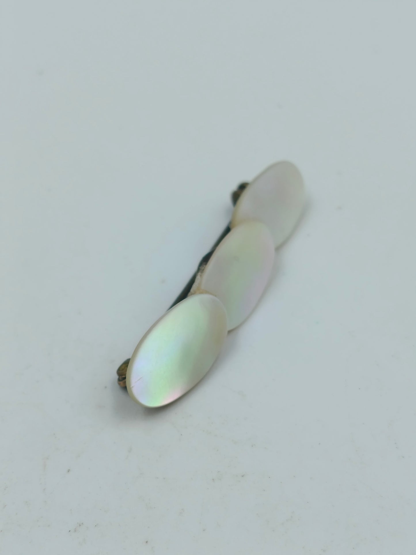 Vintage Brosche aus Perlmutt in Ovalform