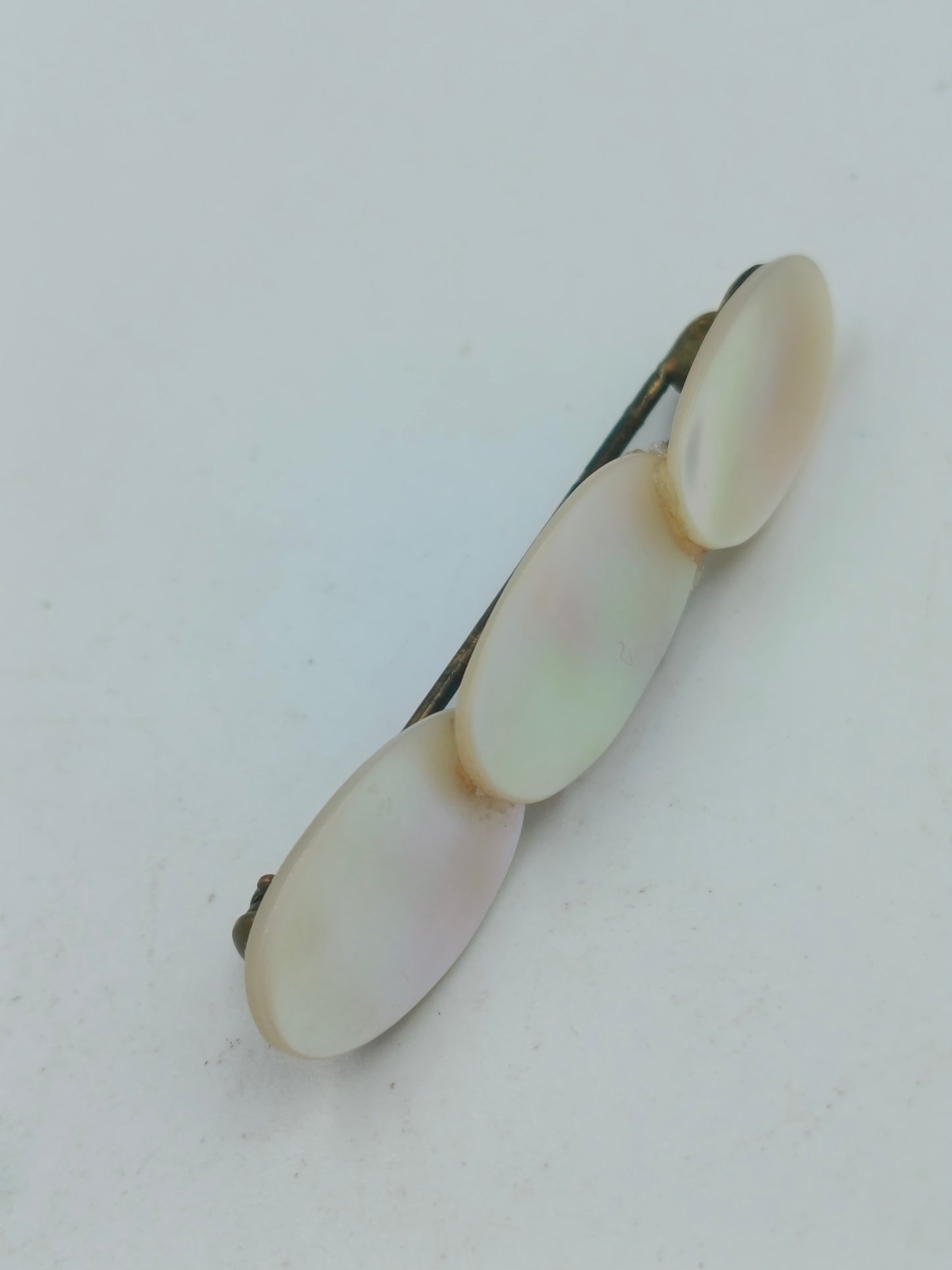 Vintage Brosche aus Perlmutt in Ovalform