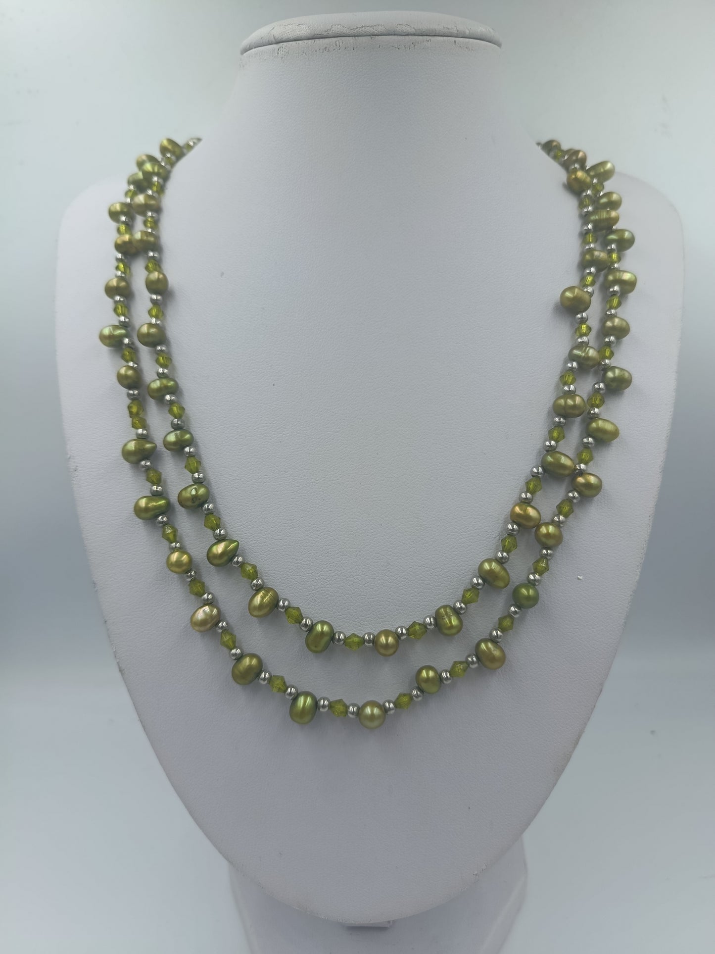 Grüne Perlenkette mit Glasperlen und silberfarbenen Akzenten