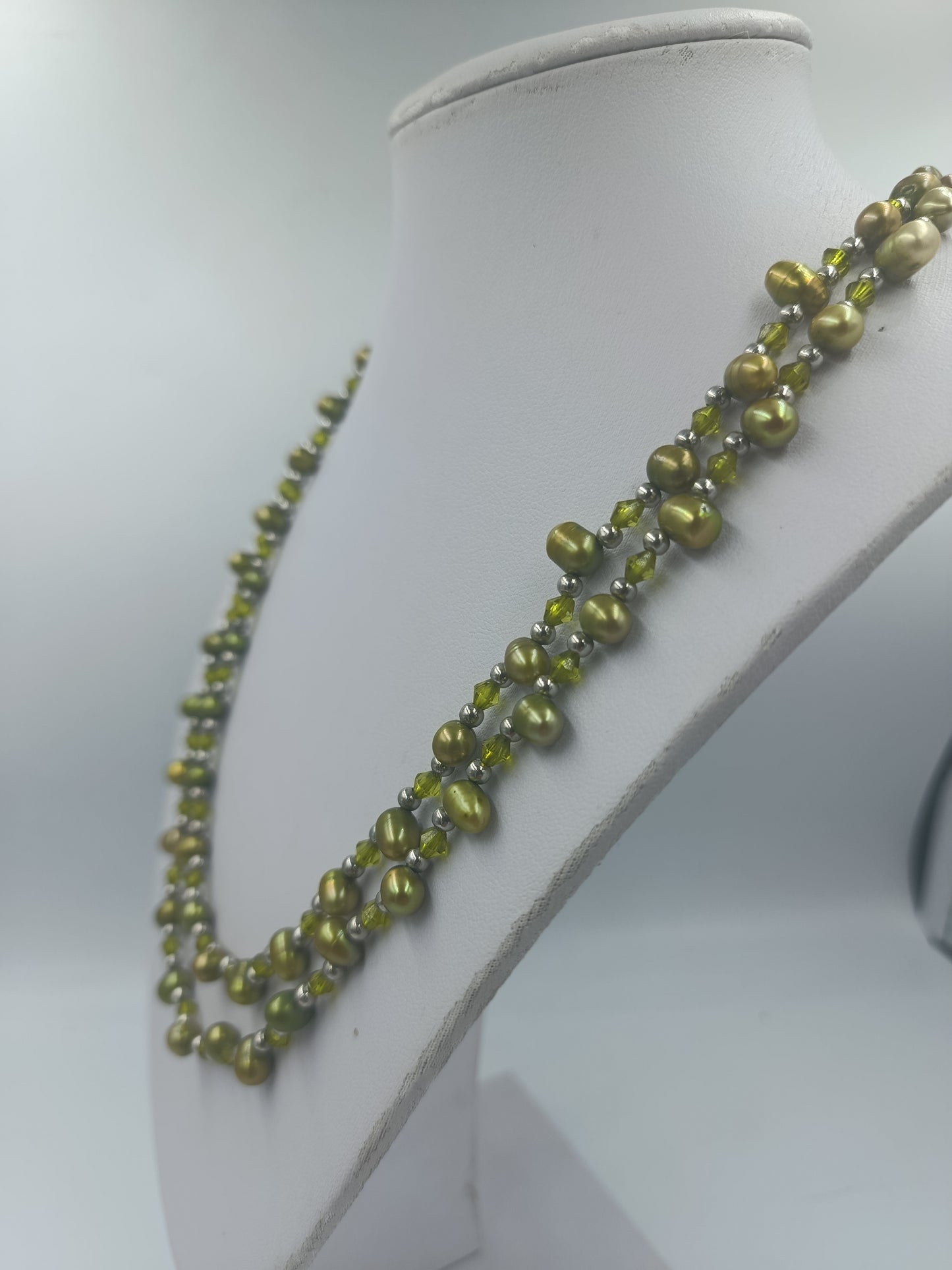 Grüne Perlenkette mit Glasperlen und silberfarbenen Akzenten