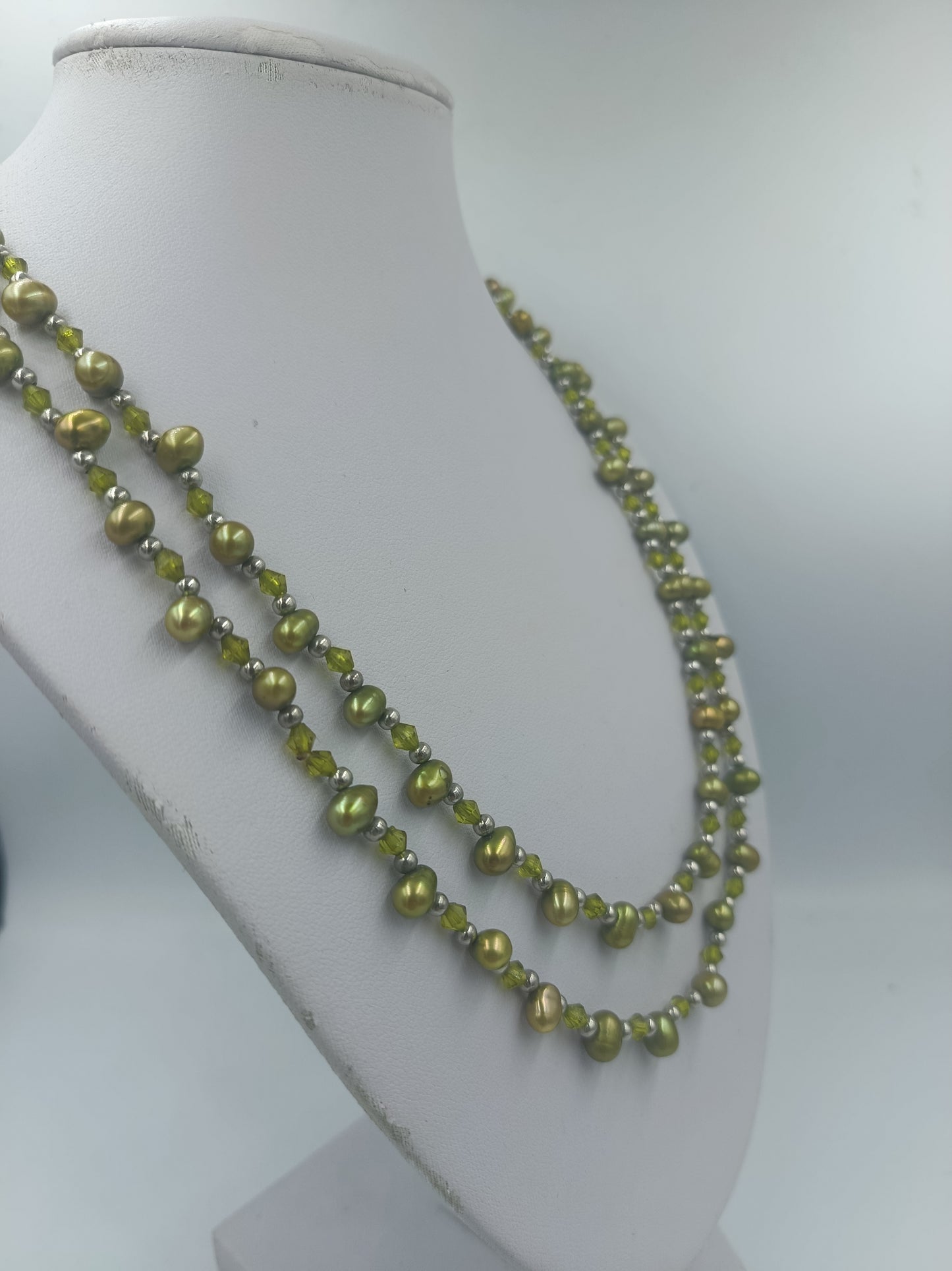 Grüne Perlenkette mit Glasperlen und silberfarbenen Akzenten