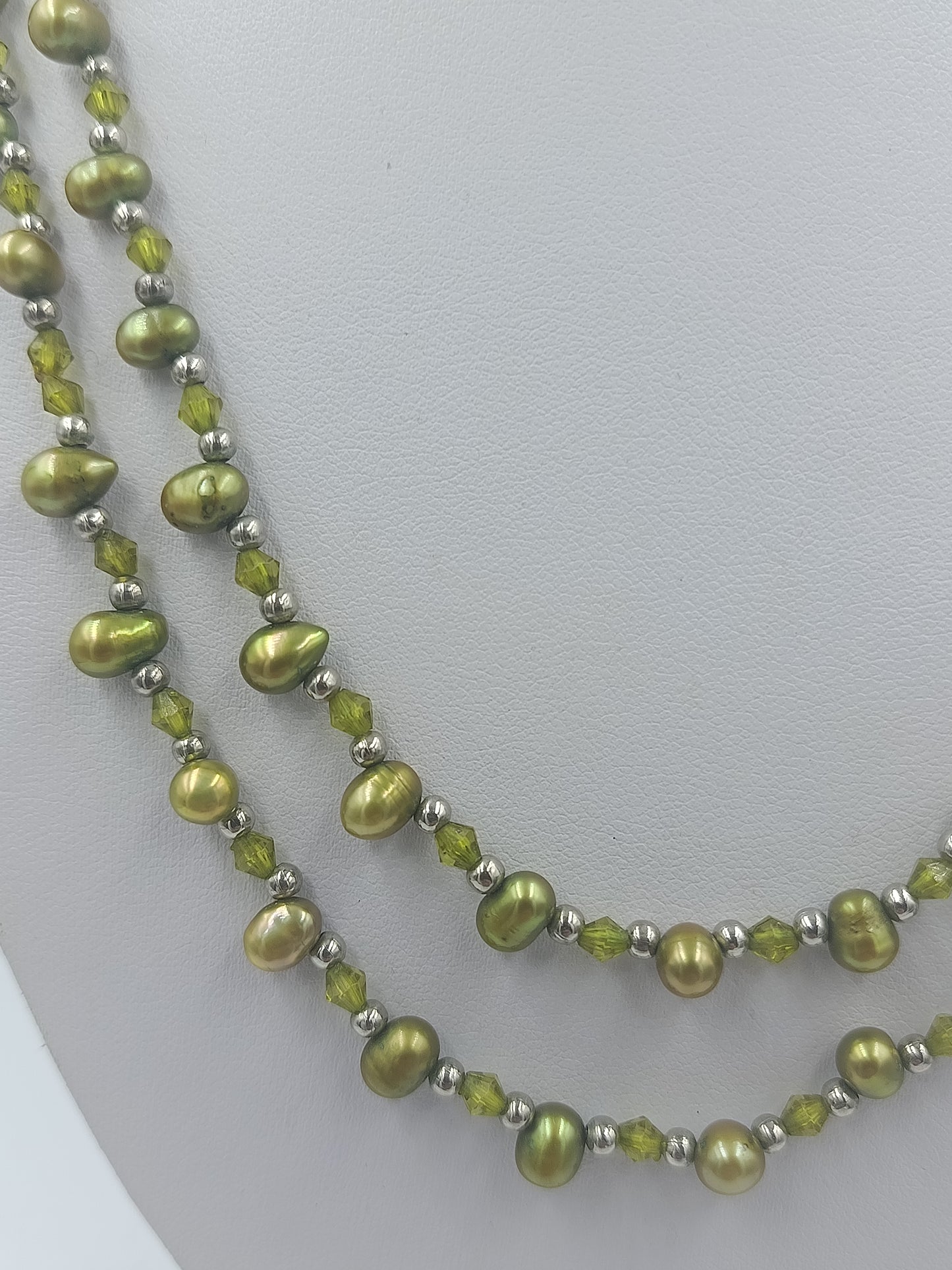 Grüne Perlenkette mit Glasperlen und silberfarbenen Akzenten
