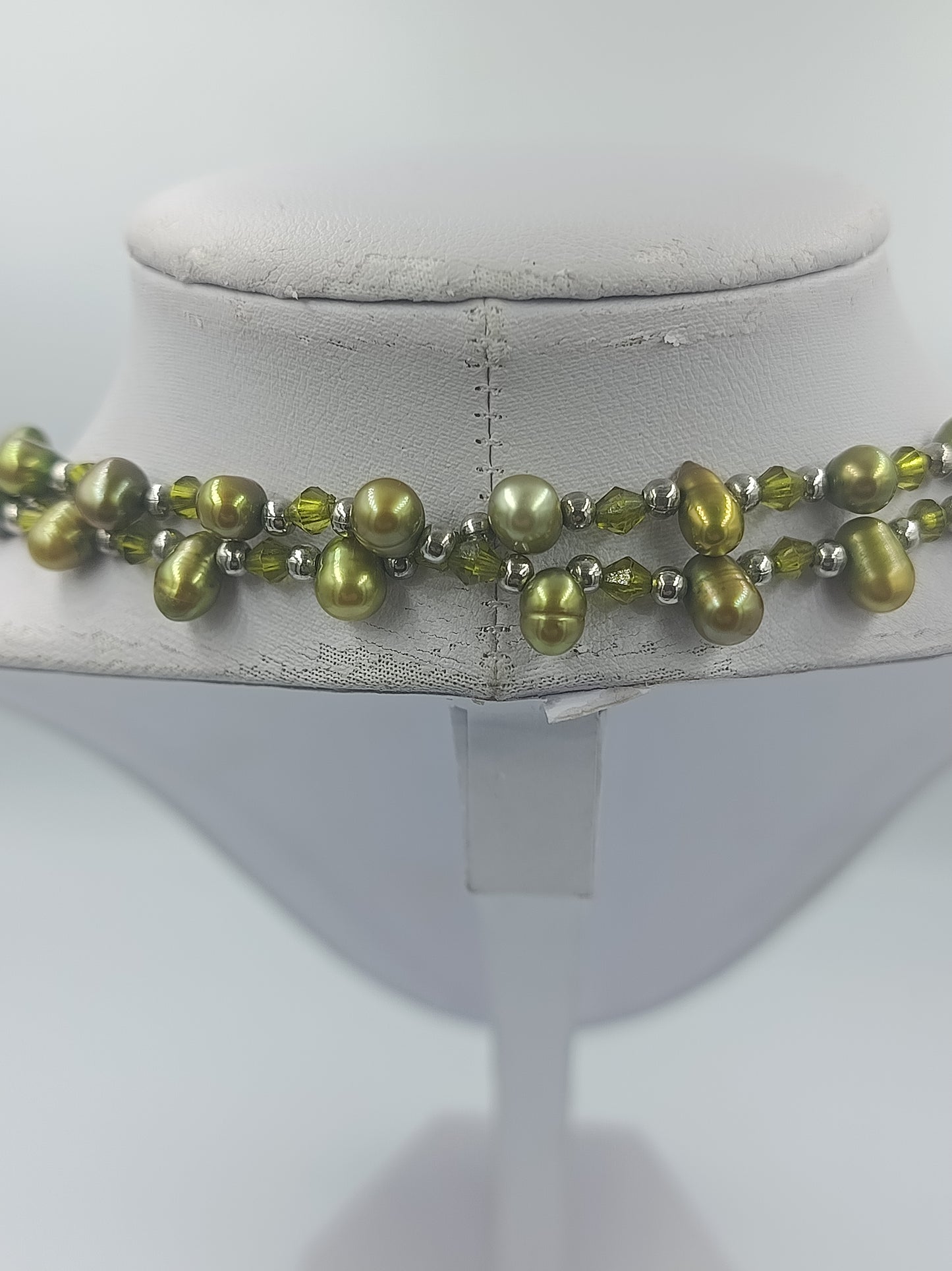 Grüne Perlenkette mit Glasperlen und silberfarbenen Akzenten