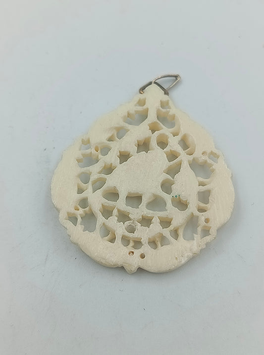 Handgeschnitzter Anhänger aus Bein mit Vogelmotiv