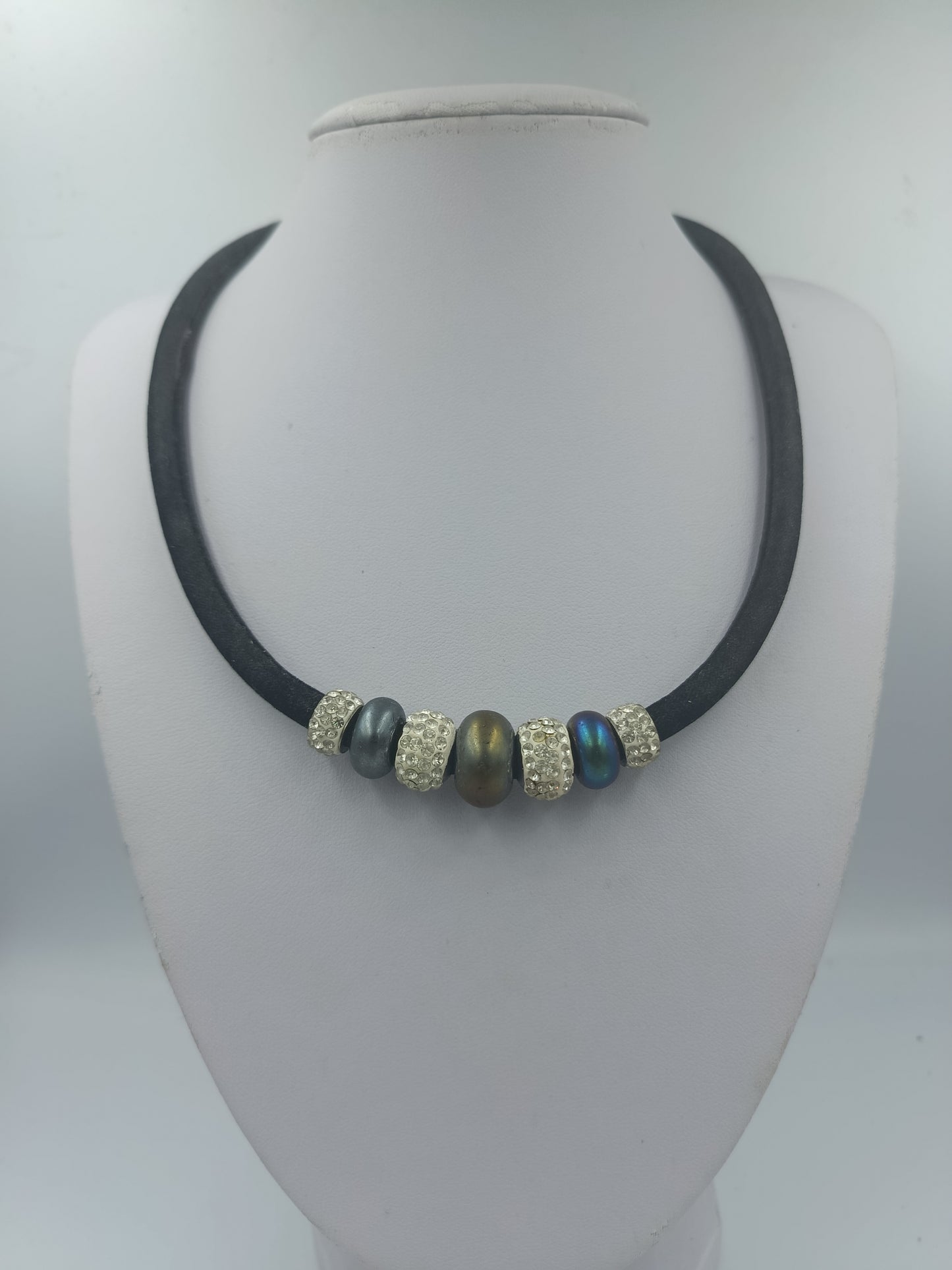 Moderne Halskette mit Lederband und Perlen im Metallic Look