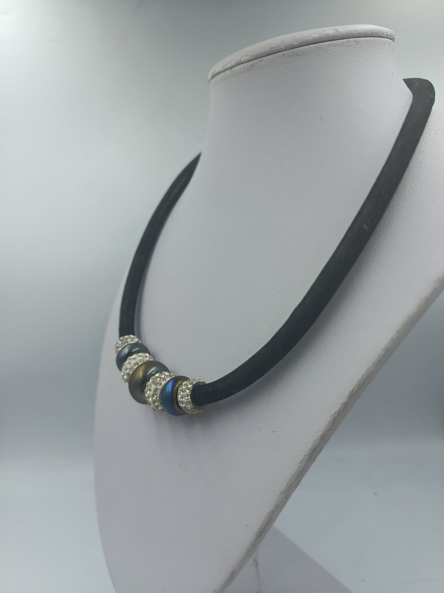 Moderne Halskette mit Lederband und Perlen im Metallic Look