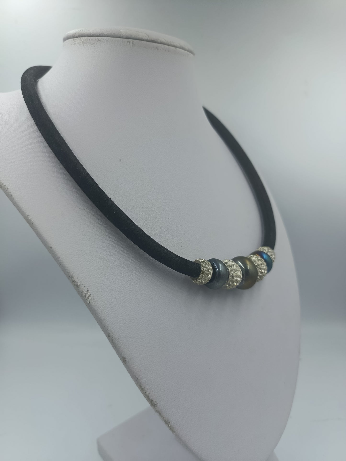 Moderne Halskette mit Lederband und Perlen im Metallic Look