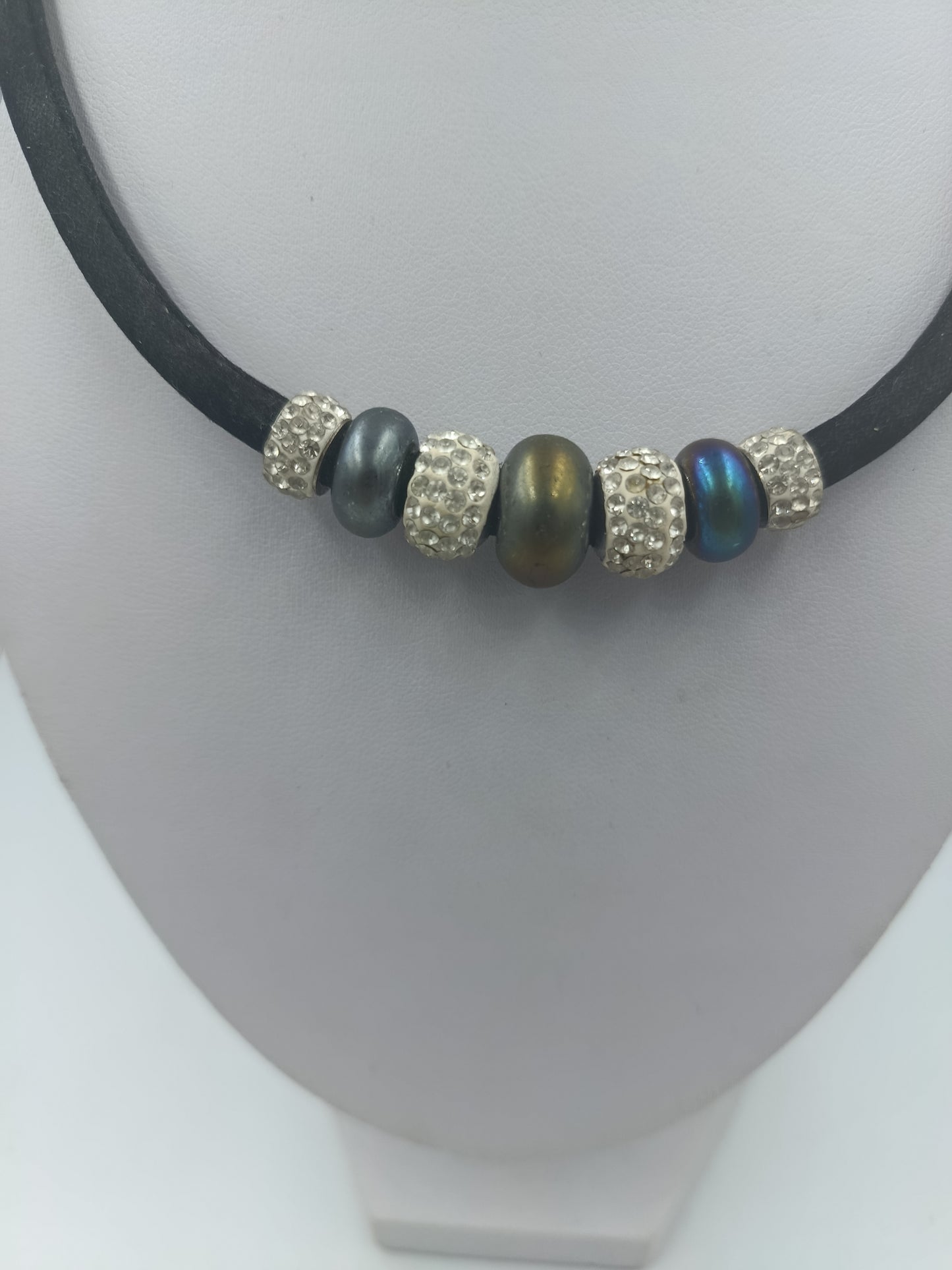 Moderne Halskette mit Lederband und Perlen im Metallic Look