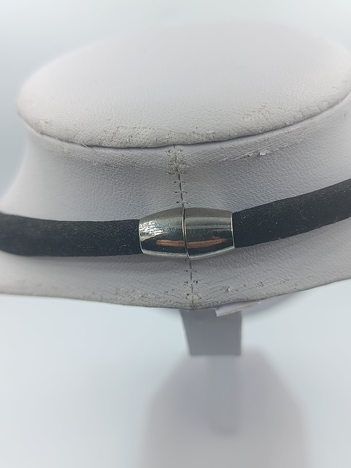 Moderne Halskette mit Lederband und Perlen im Metallic Look