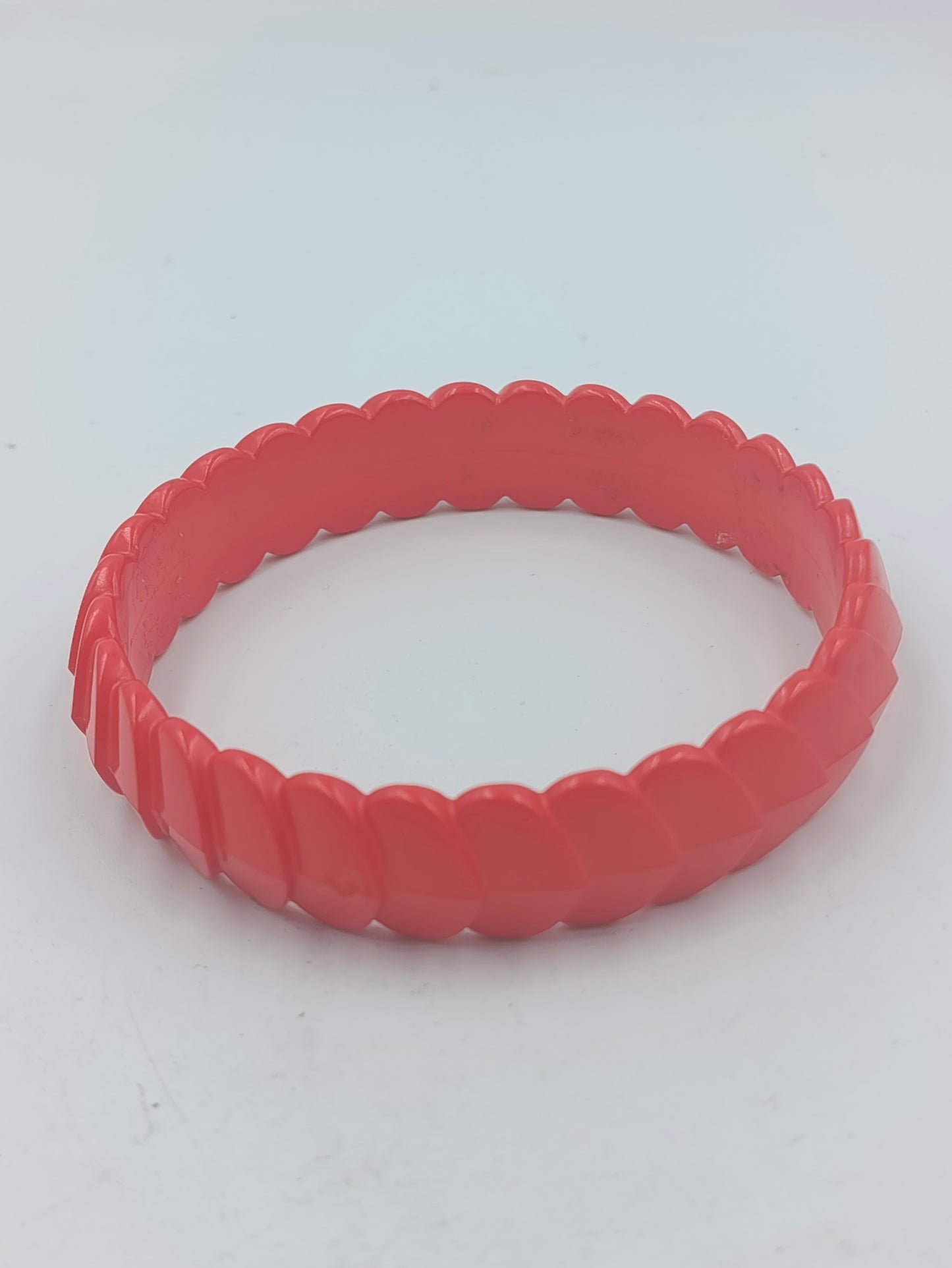 Vintage Armreif in Korallenrot strukturiertes Design