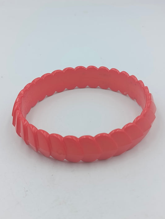 Vintage Armreif in Korallenrot strukturiertes Design
