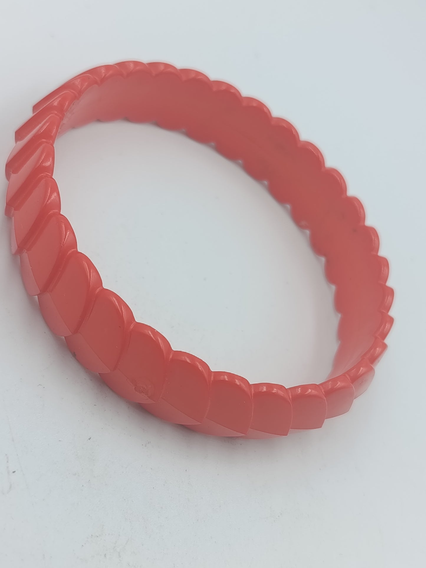 Vintage Armreif in Korallenrot strukturiertes Design