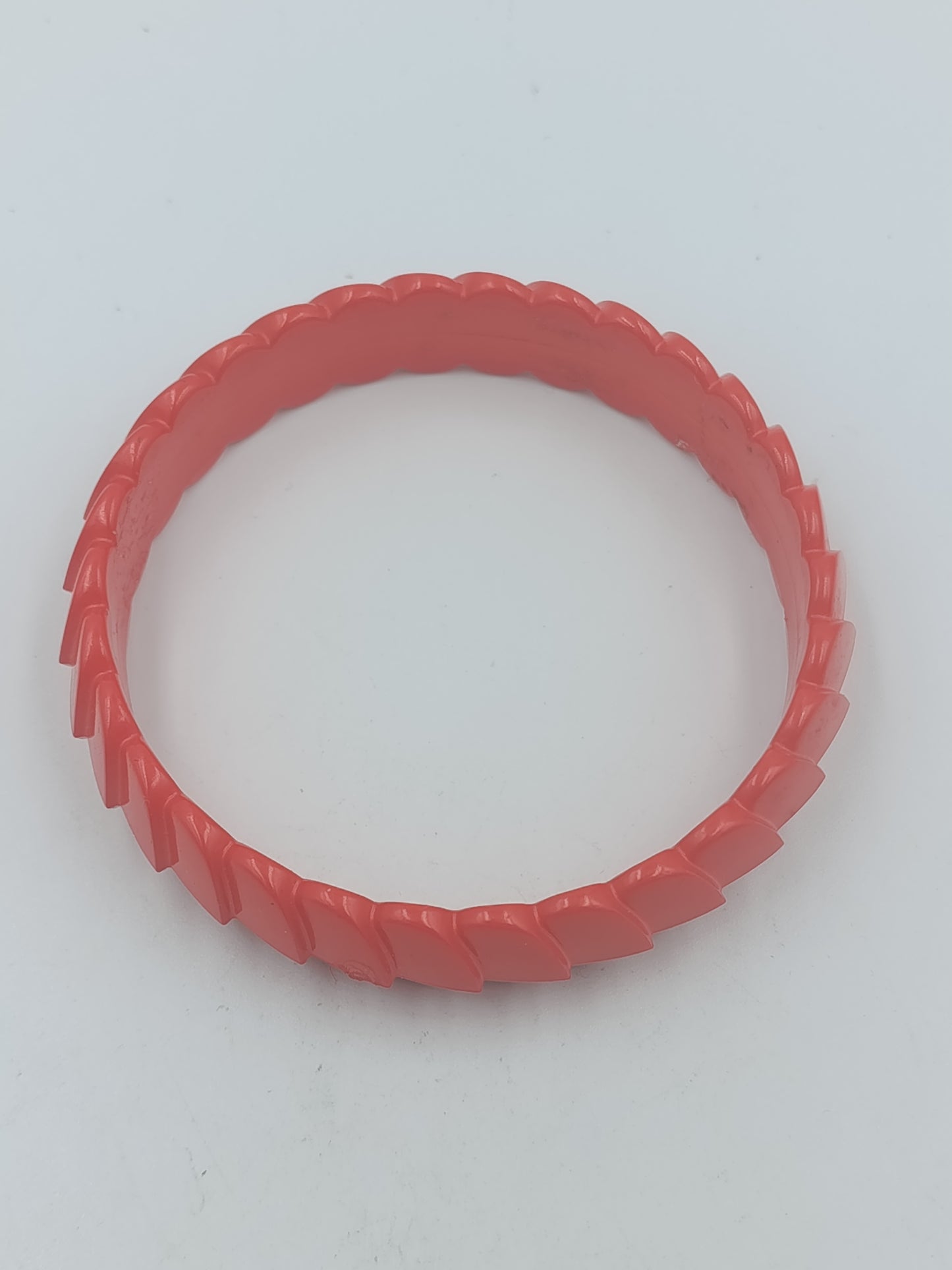 Vintage Armreif in Korallenrot strukturiertes Design