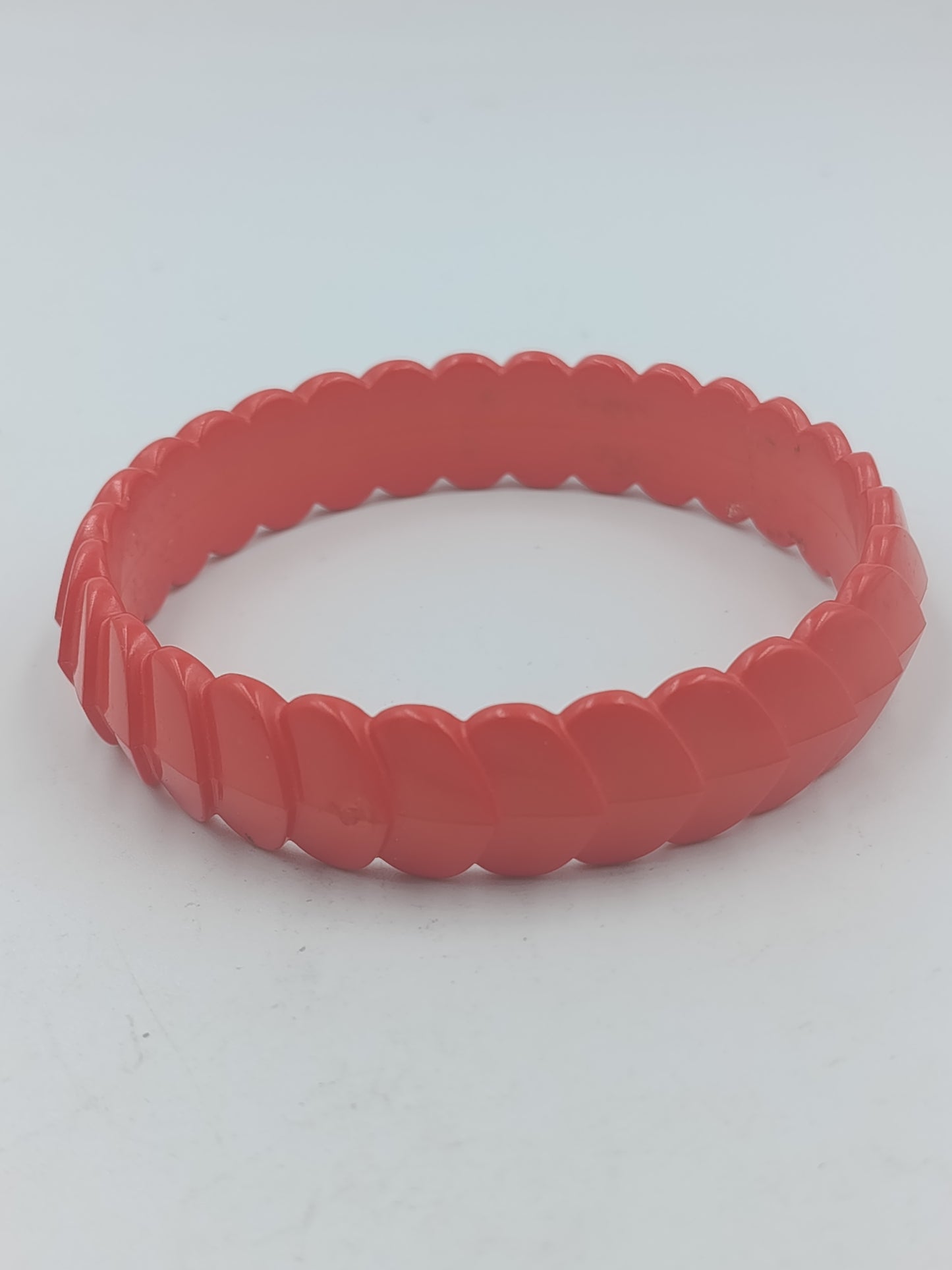 Vintage Armreif in Korallenrot strukturiertes Design