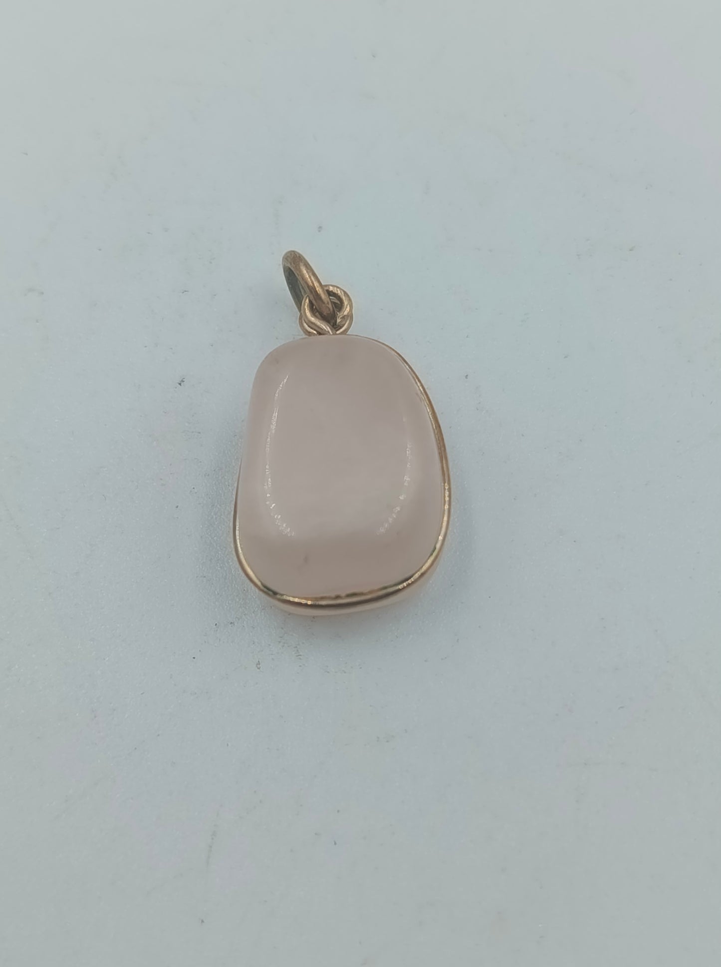Anhänger mit Rosenquarz-Edelstein und goldfarbener Fassung
