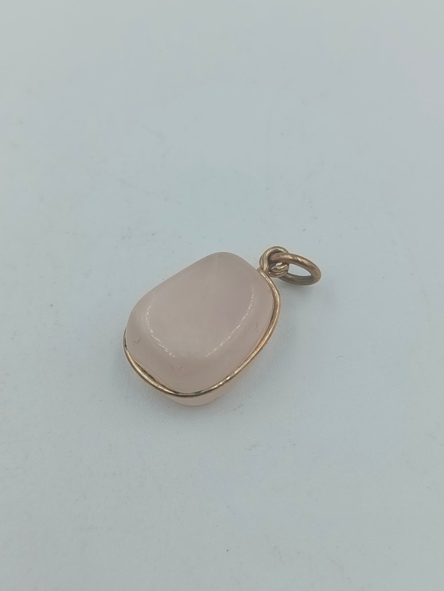Anhänger mit Rosenquarz-Edelstein und goldfarbener Fassung