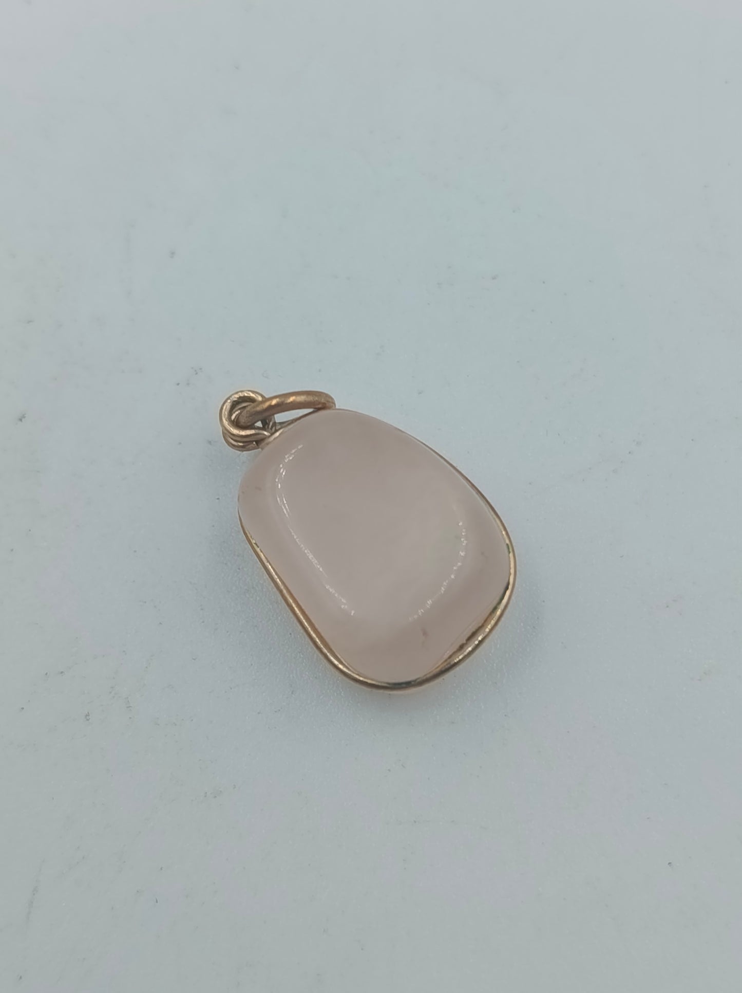 Anhänger mit Rosenquarz-Edelstein und goldfarbener Fassung