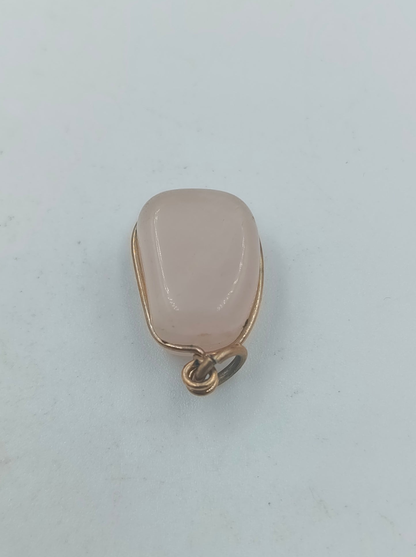 Anhänger mit Rosenquarz-Edelstein und goldfarbener Fassung