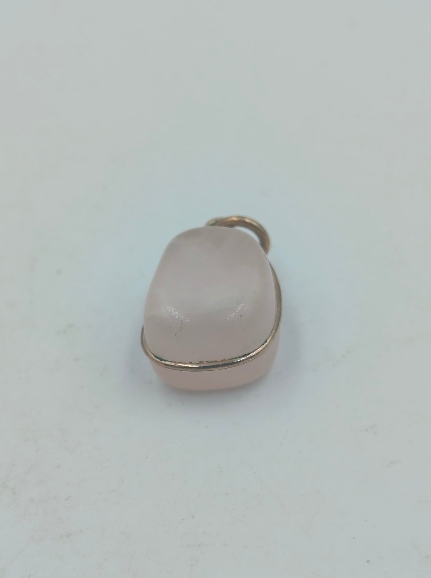 Anhänger mit Rosenquarz-Edelstein und goldfarbener Fassung