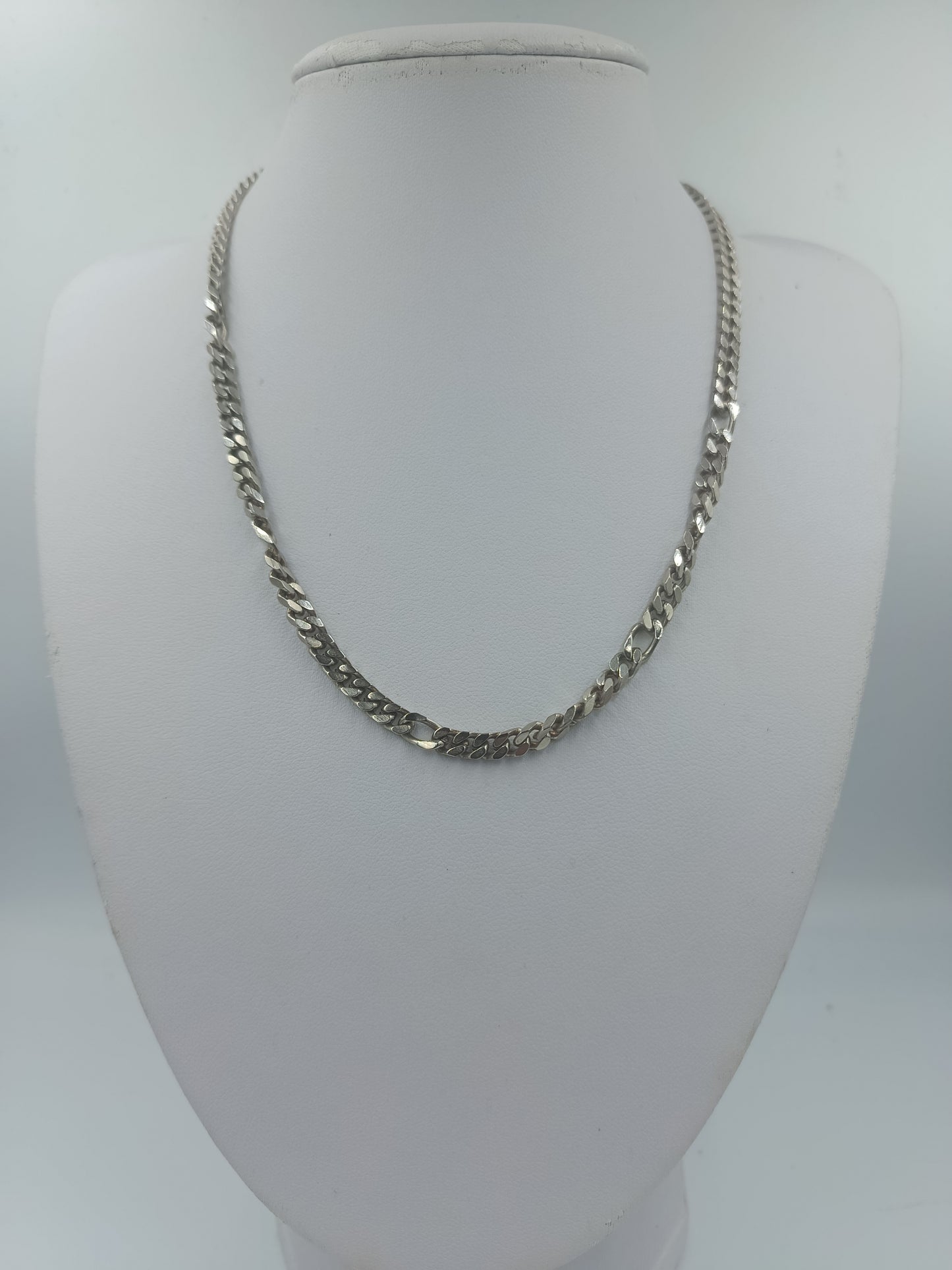 Silberfarbene Panzerkette im klassischen Stil