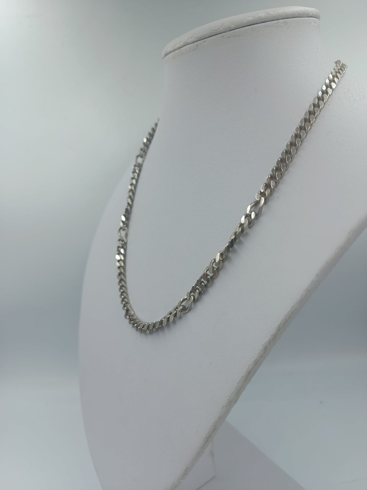 Silberfarbene Panzerkette im klassischen Stil