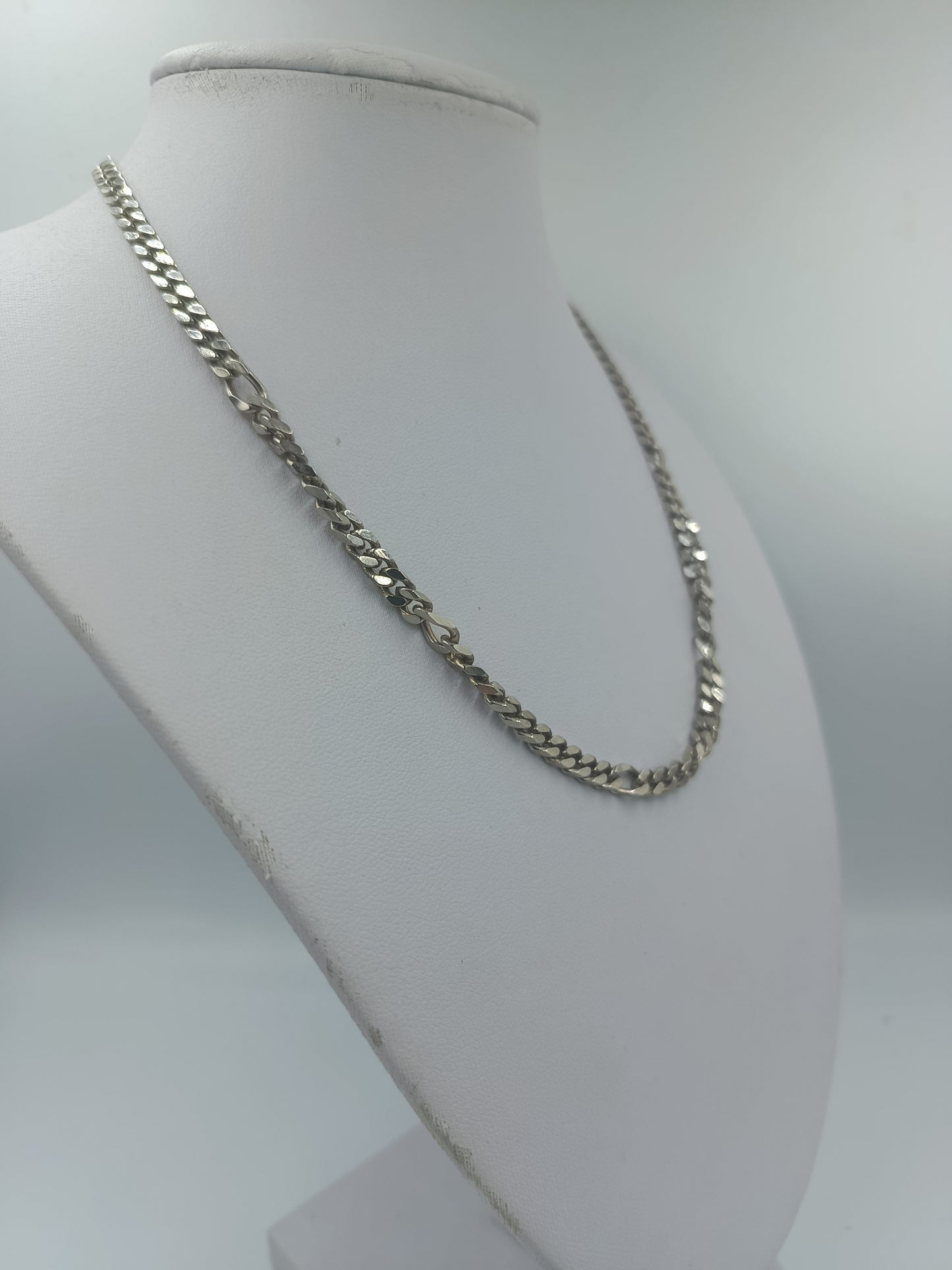 Silberfarbene Panzerkette im klassischen Stil