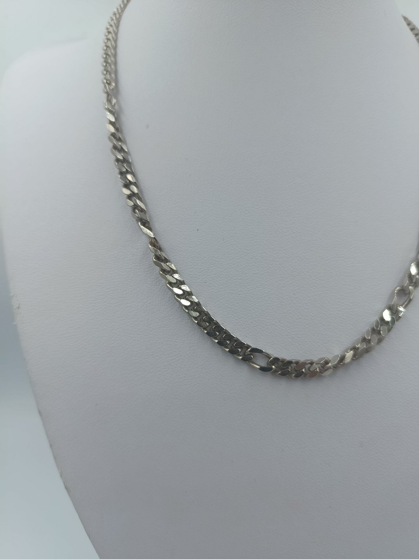 Silberfarbene Panzerkette im klassischen Stil