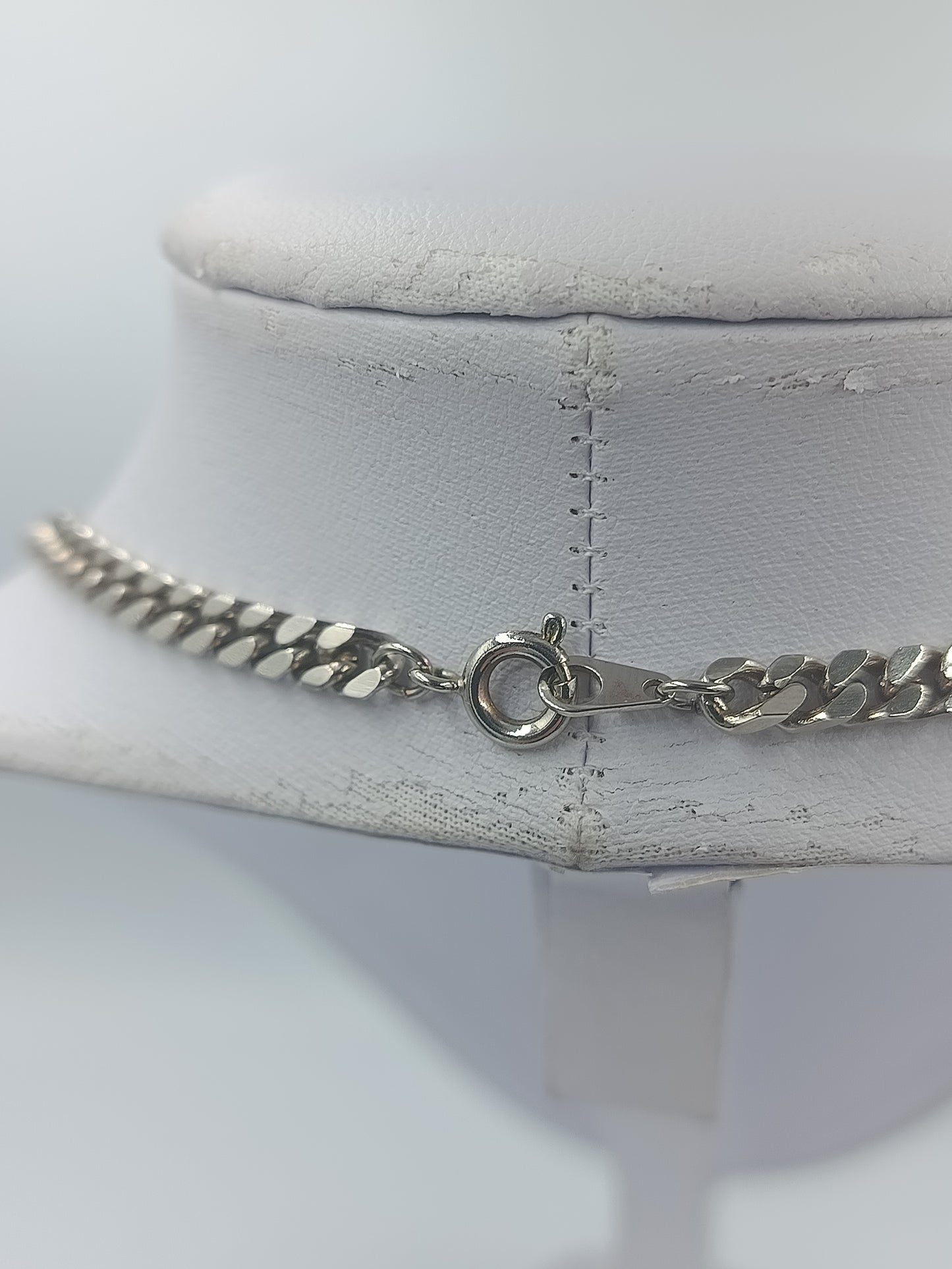 Silberfarbene Panzerkette im klassischen Stil