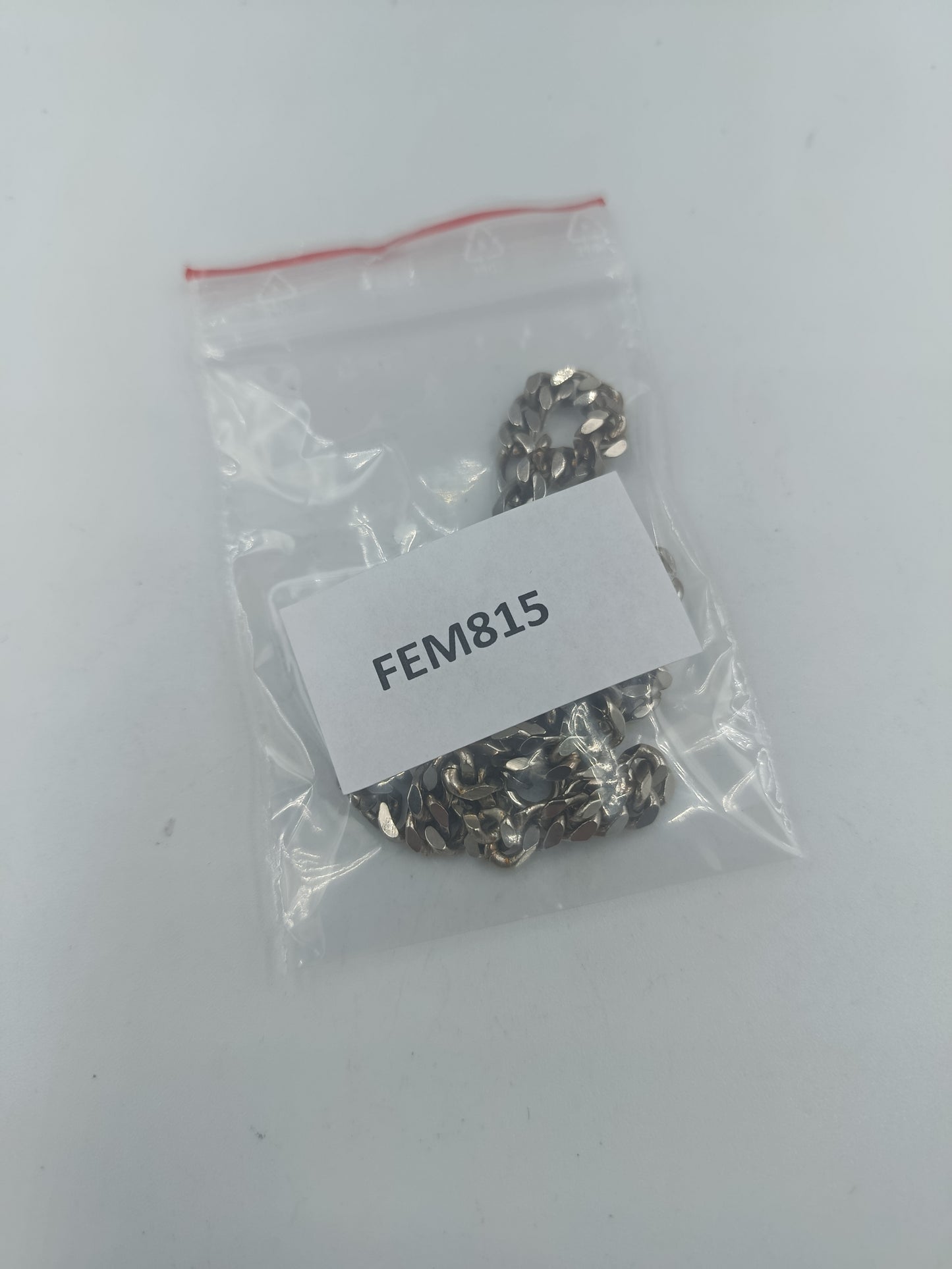 Silberfarbene Panzerkette im klassischen Stil