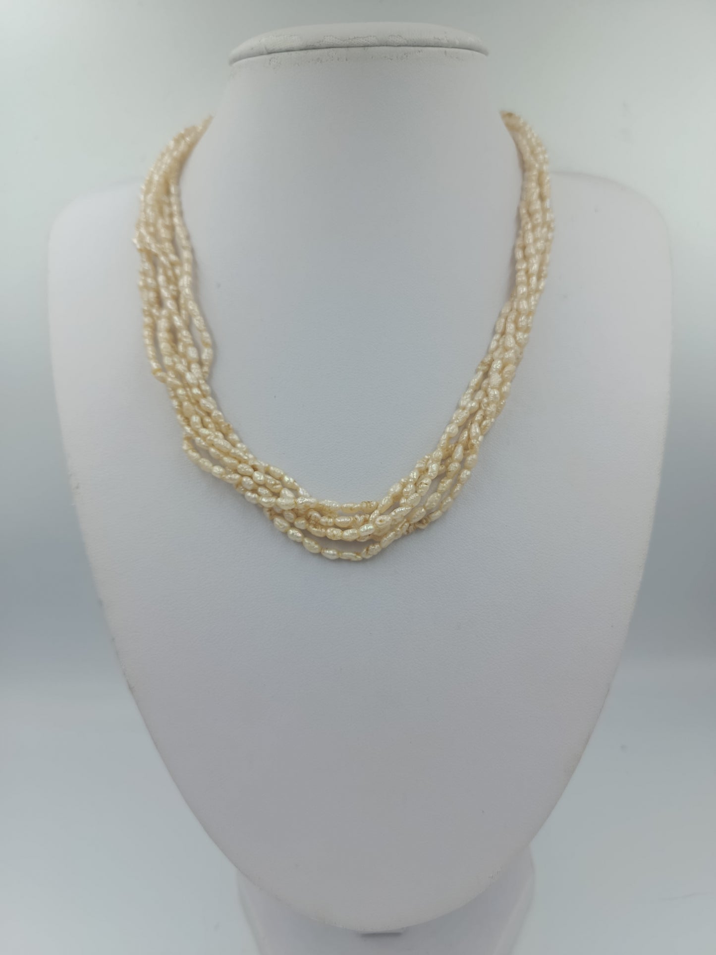 Mehrreihige Perlenkette mit kleinen Zuchtperlen in Cremeweiß