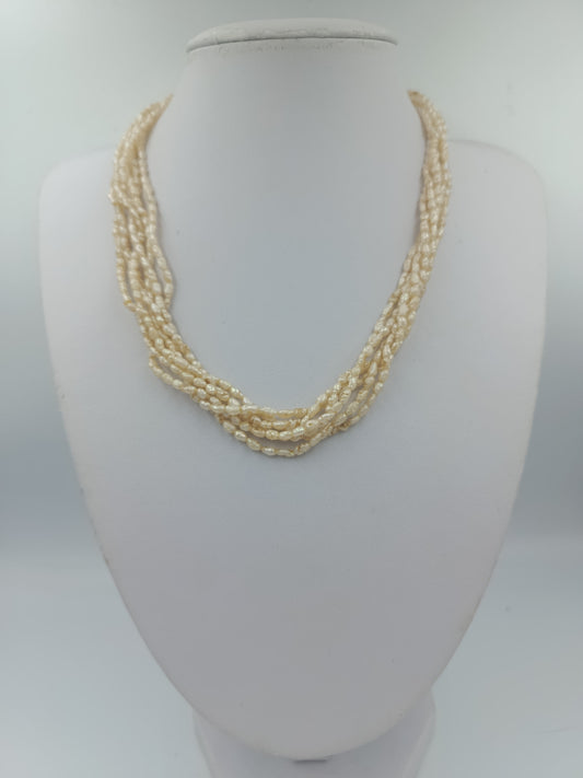 Mehrreihige Perlenkette mit kleinen Zuchtperlen in Cremeweiß