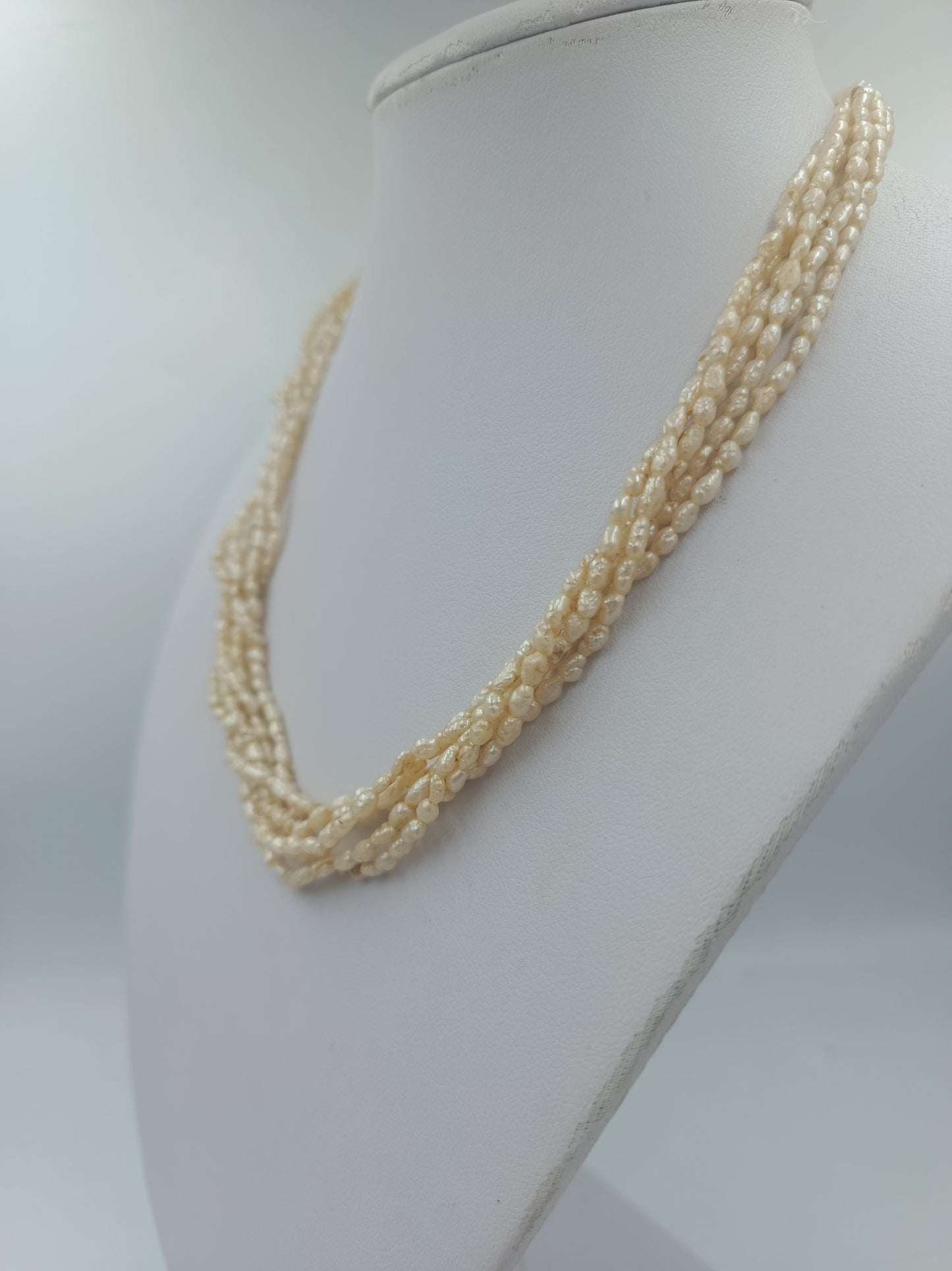 Mehrreihige Perlenkette mit kleinen Zuchtperlen in Cremeweiß