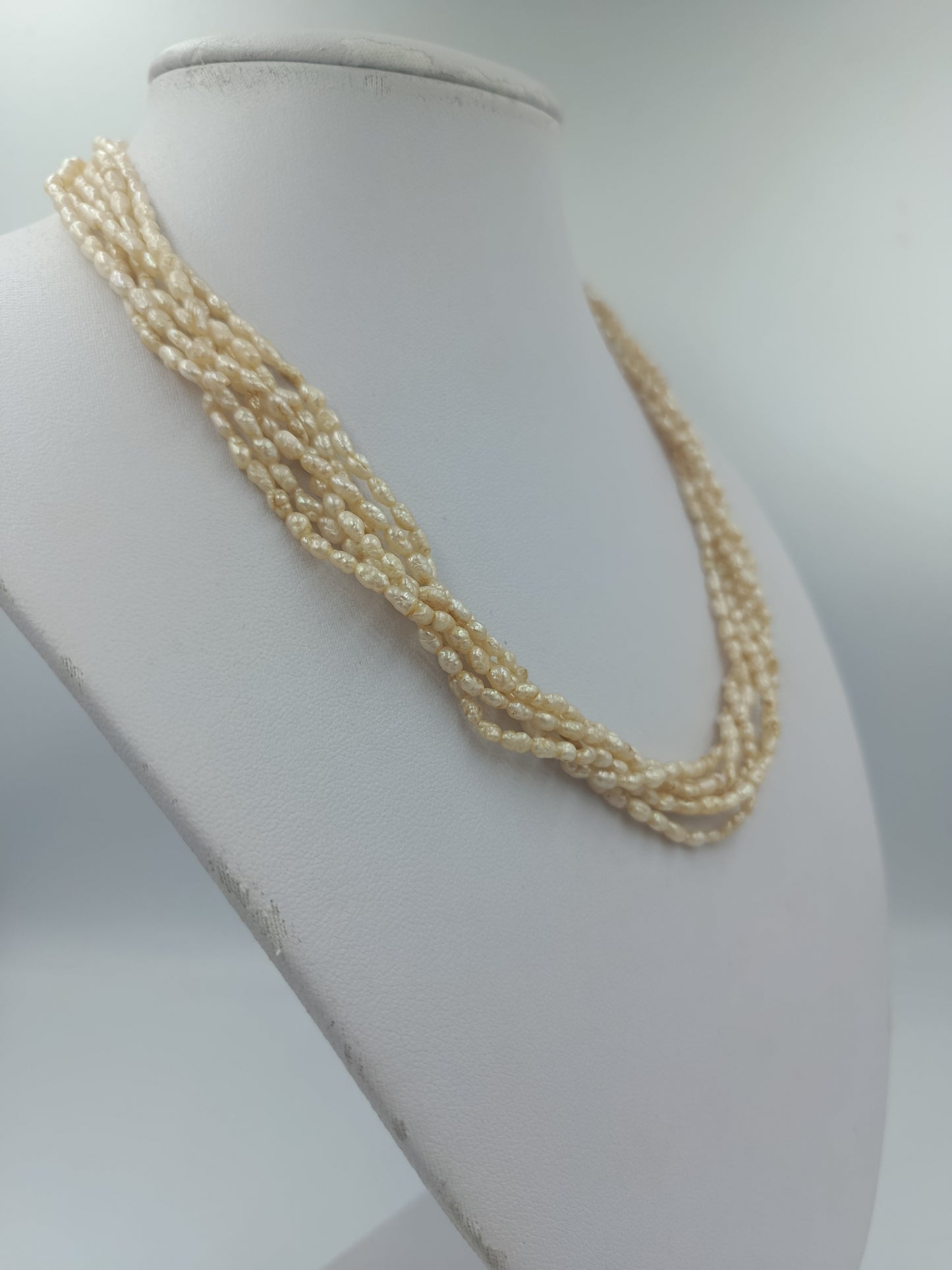 Mehrreihige Perlenkette mit kleinen Zuchtperlen in Cremeweiß