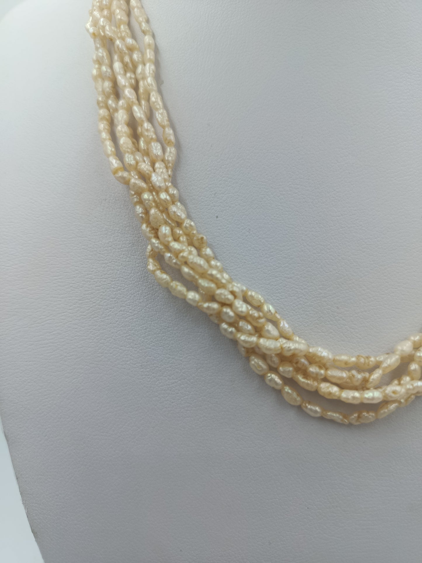 Mehrreihige Perlenkette mit kleinen Zuchtperlen in Cremeweiß