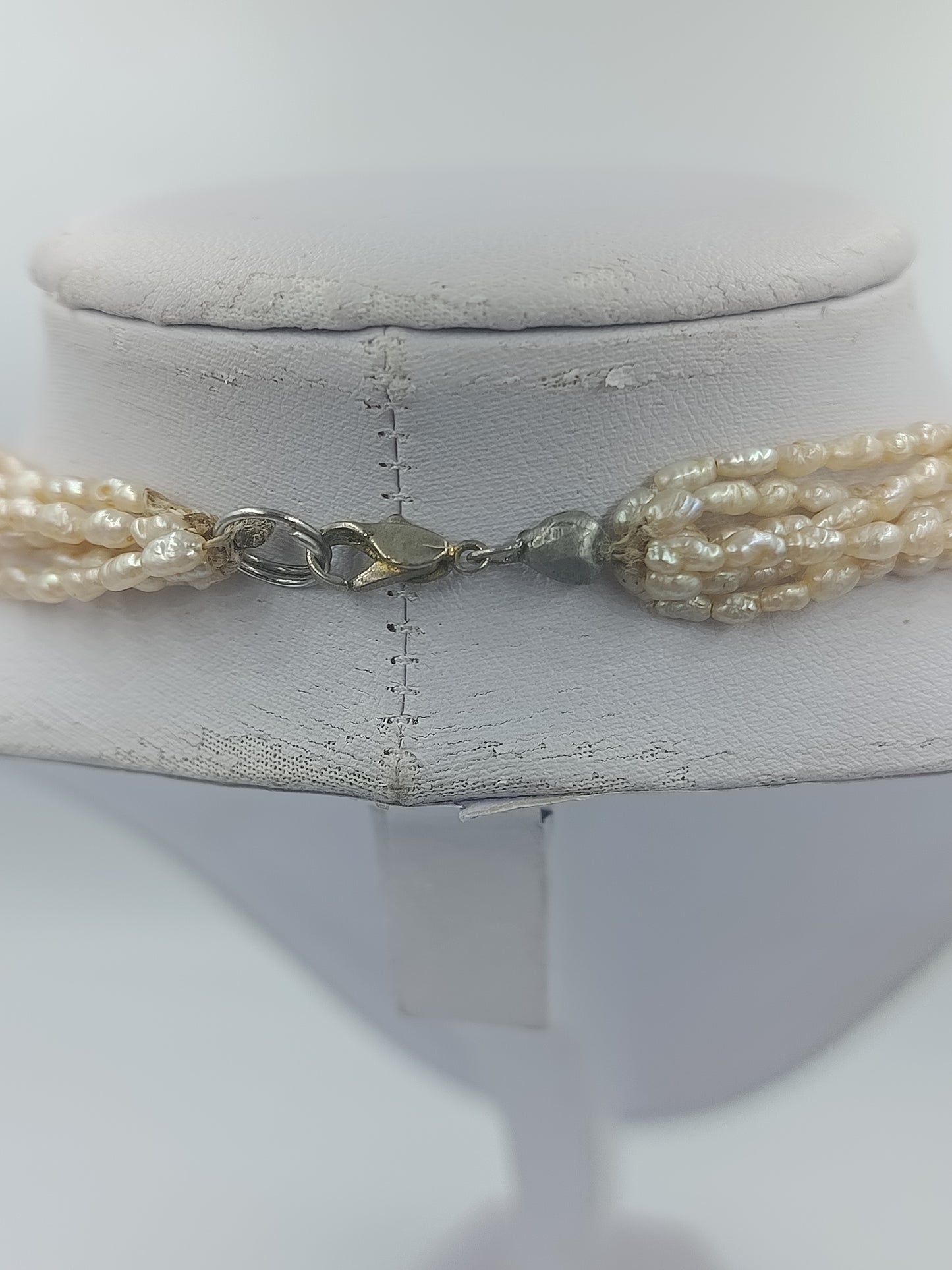 Mehrreihige Perlenkette mit kleinen Zuchtperlen in Cremeweiß