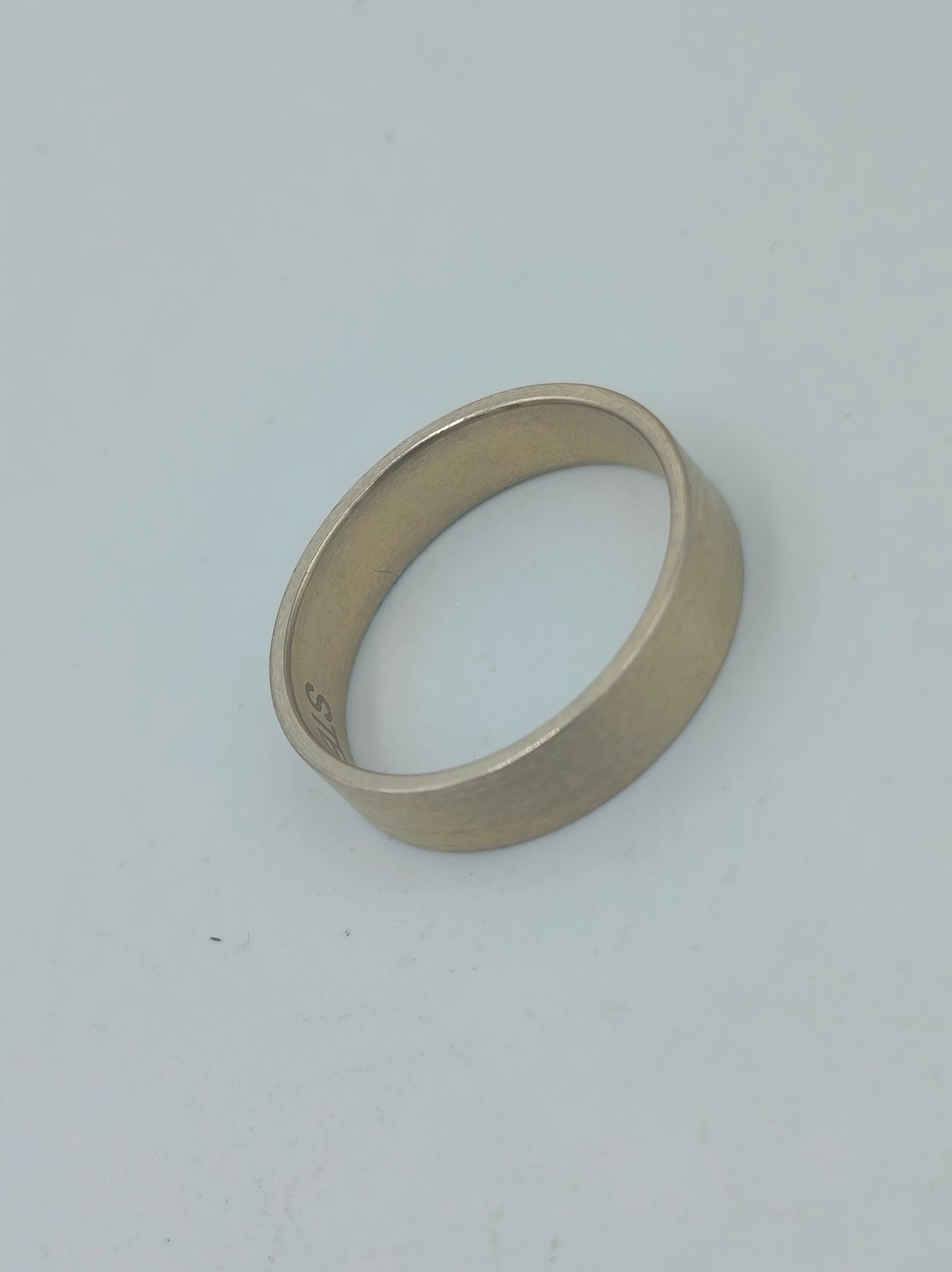 Edelstahlring in Goldoptik schlicht und modern