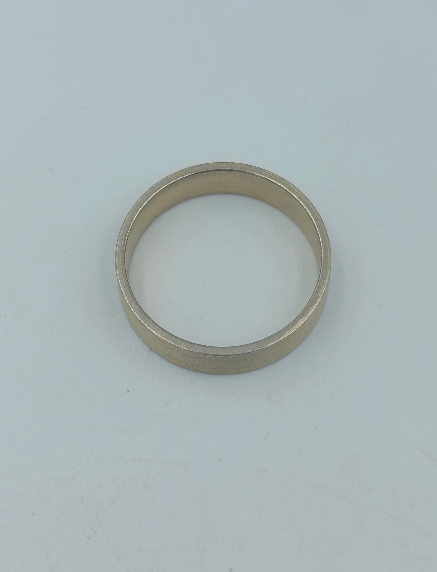 Edelstahlring in Goldoptik schlicht und modern