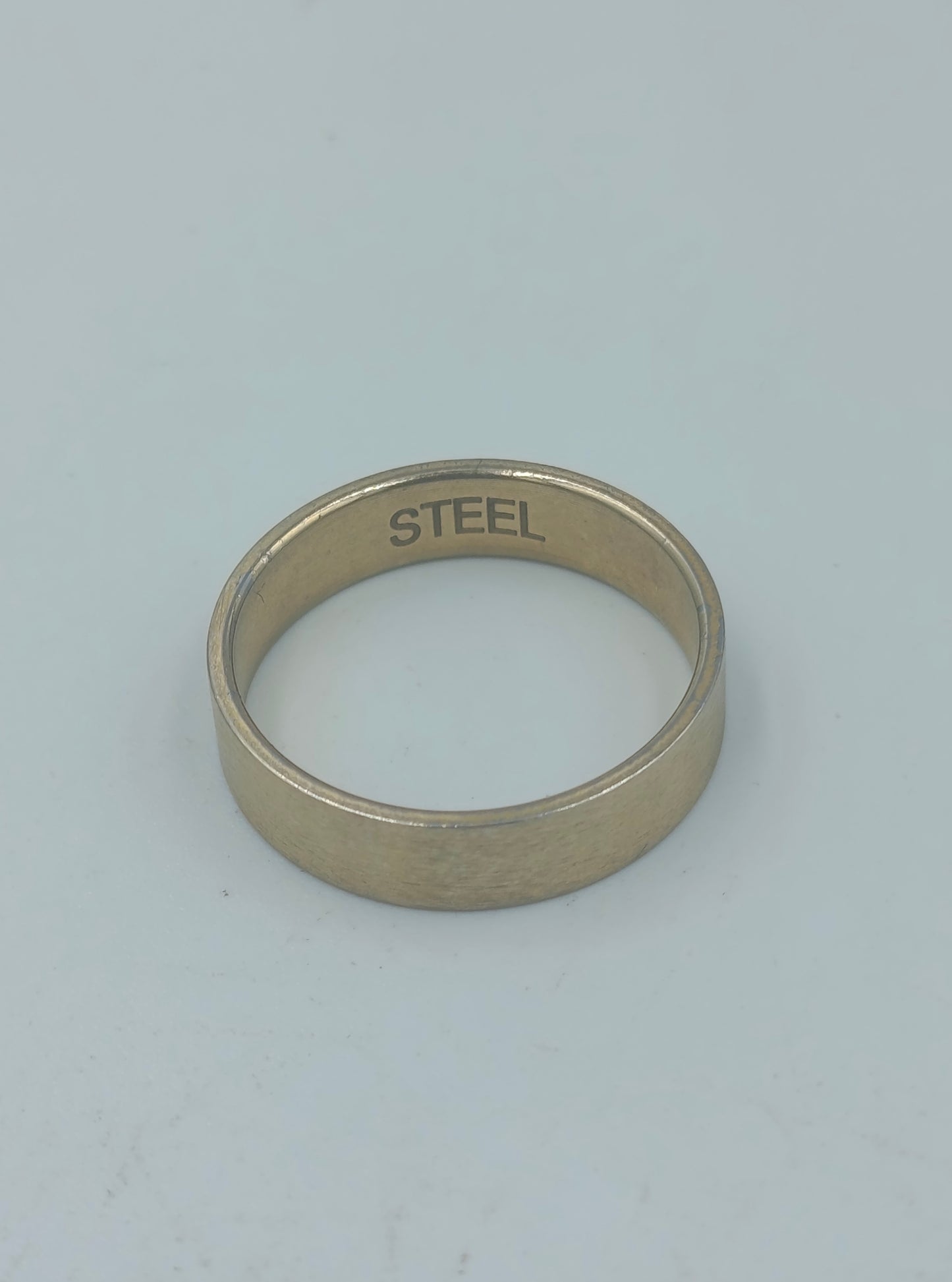 Edelstahlring in Goldoptik schlicht und modern