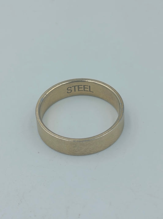 Edelstahlring in Goldoptik schlicht und modern