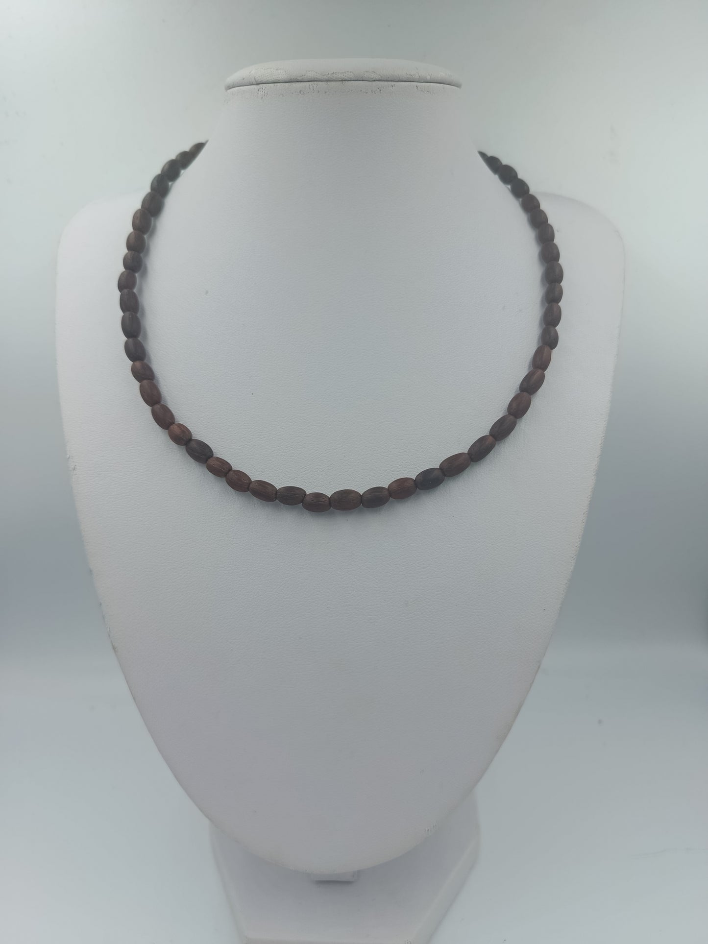 Dunkelbraune Holzkette im Naturstil handgearbeitet in ovaler Form