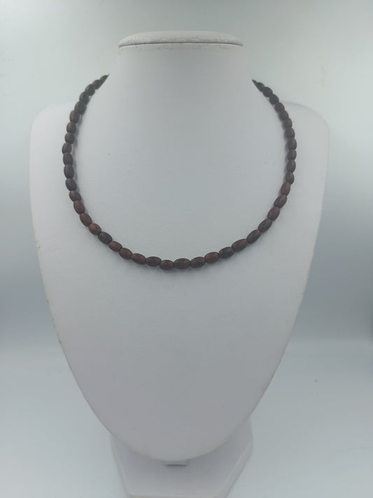 Dunkelbraune Holzkette im Naturstil handgearbeitet in ovaler Form