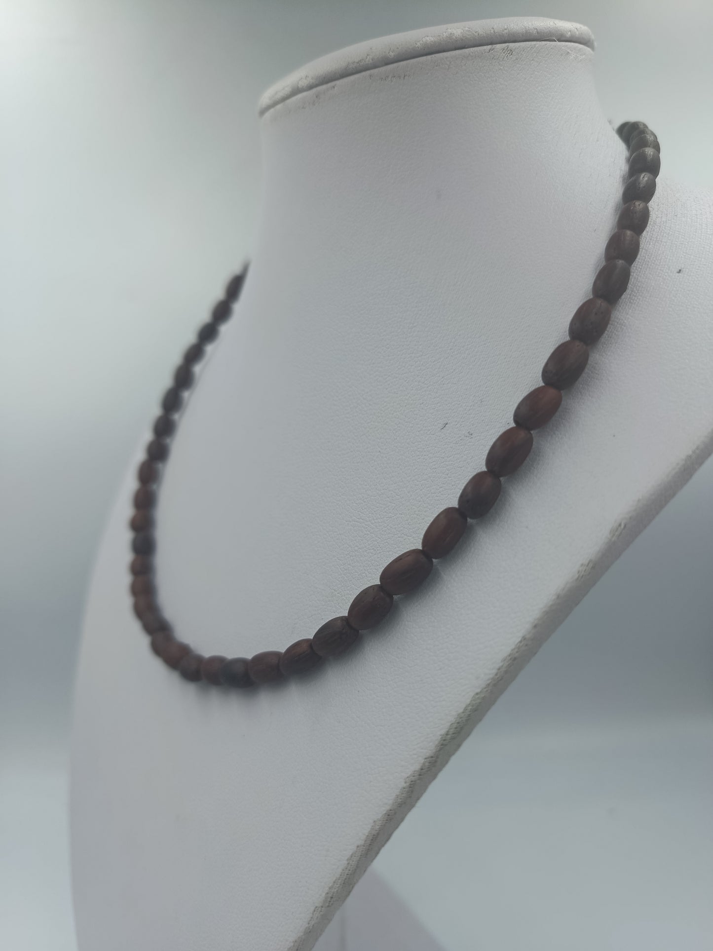 Dunkelbraune Holzkette im Naturstil handgearbeitet in ovaler Form