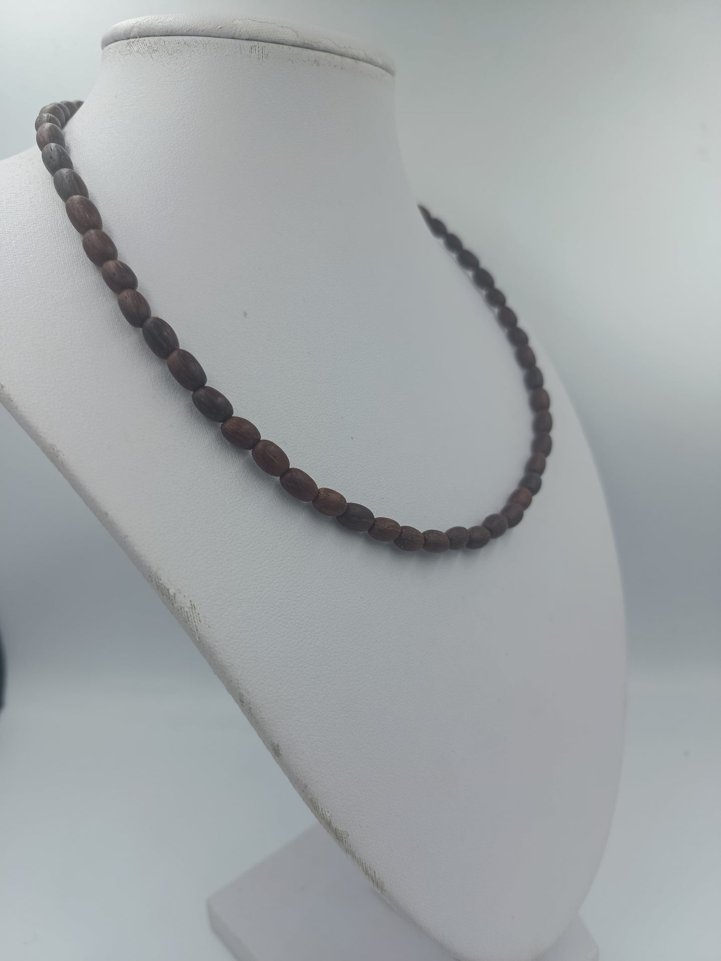 Dunkelbraune Holzkette im Naturstil handgearbeitet in ovaler Form