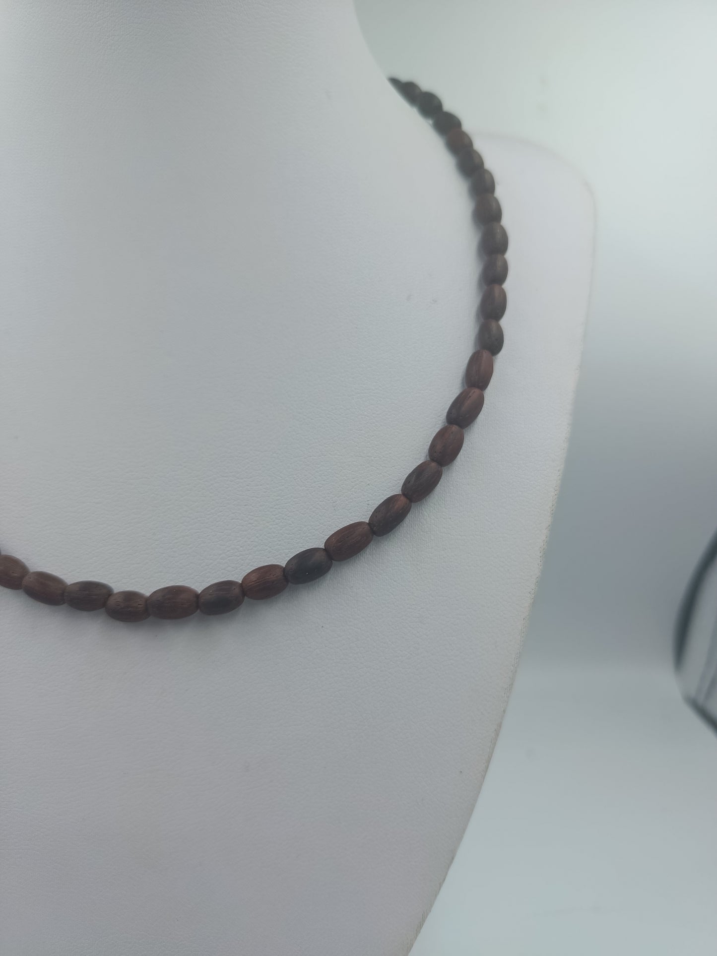 Dunkelbraune Holzkette im Naturstil handgearbeitet in ovaler Form