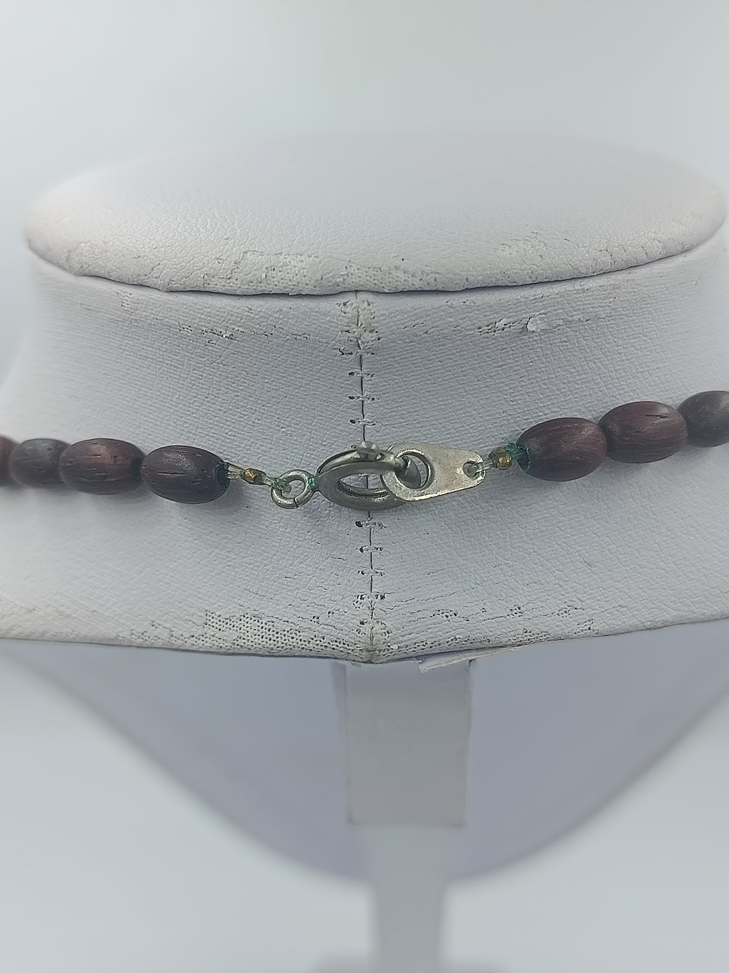 Dunkelbraune Holzkette im Naturstil handgearbeitet in ovaler Form