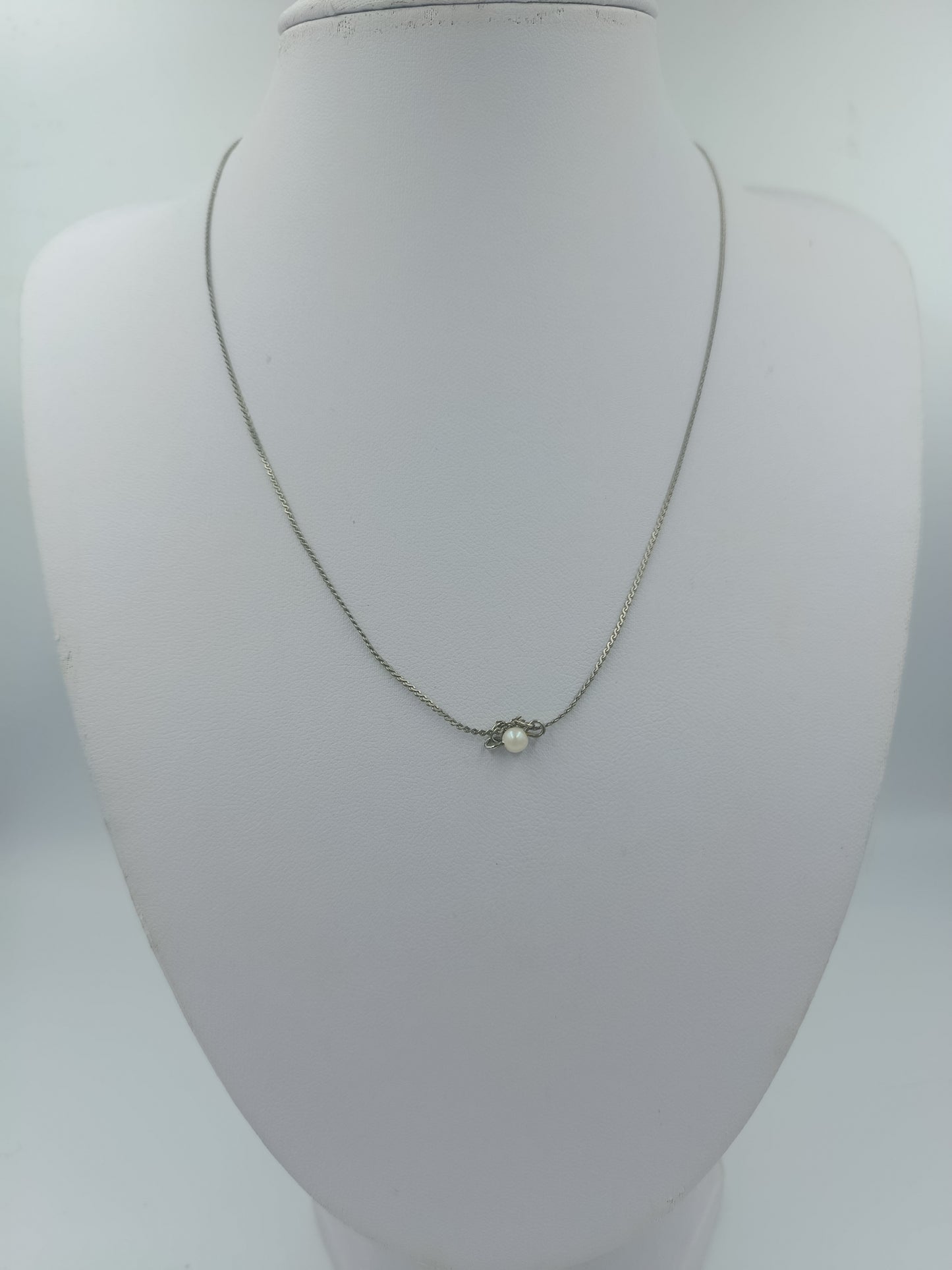 Feine silberfarbene Halskette mit einer kleinen Perle