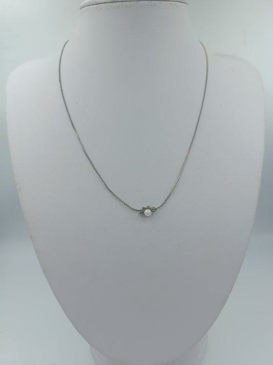 Feine silberfarbene Halskette mit einer kleinen Perle