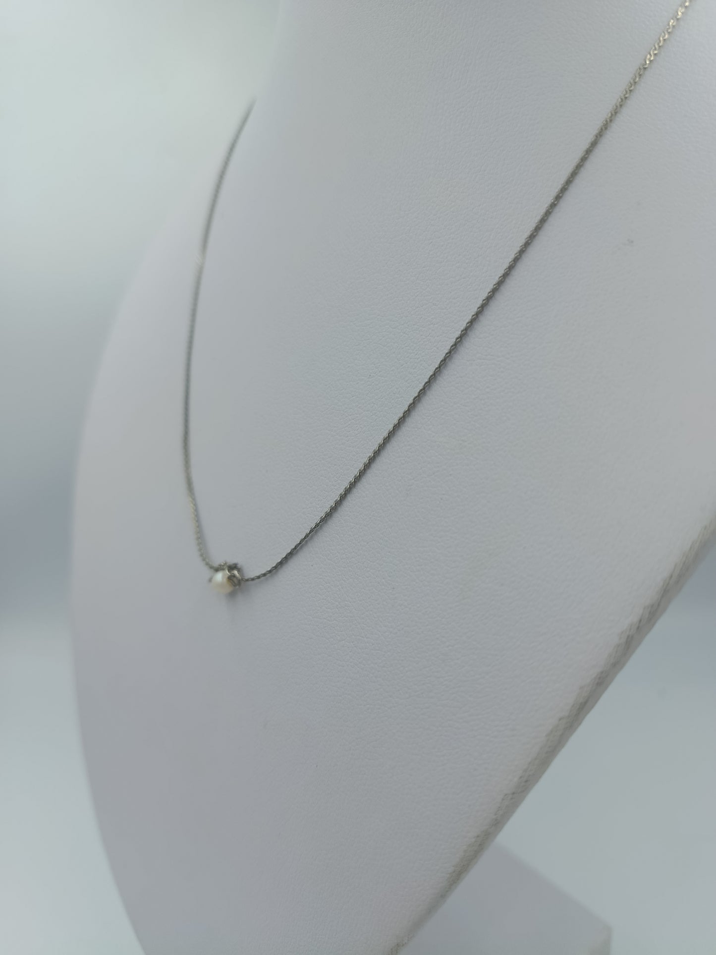 Feine silberfarbene Halskette mit einer kleinen Perle