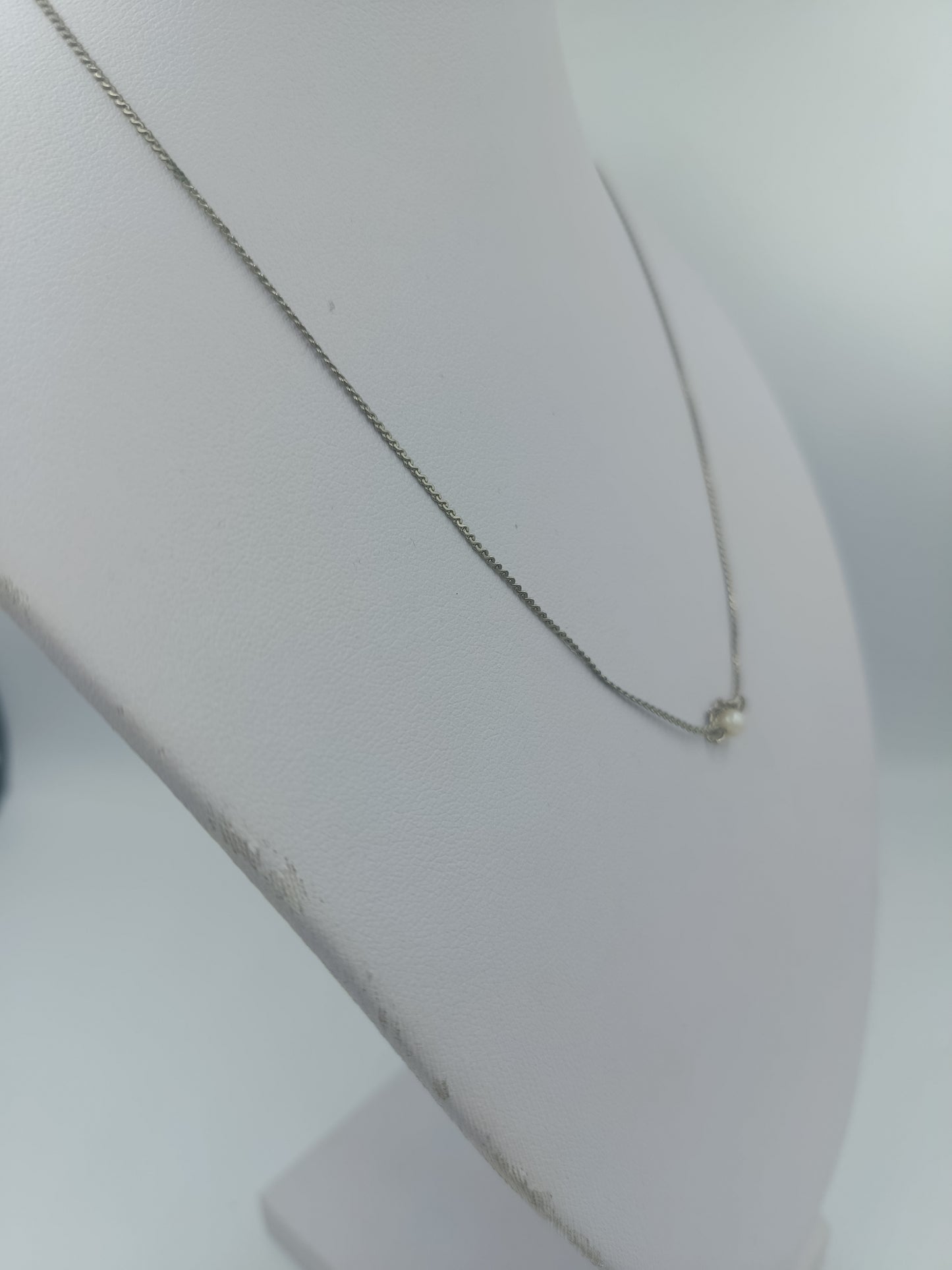 Feine silberfarbene Halskette mit einer kleinen Perle