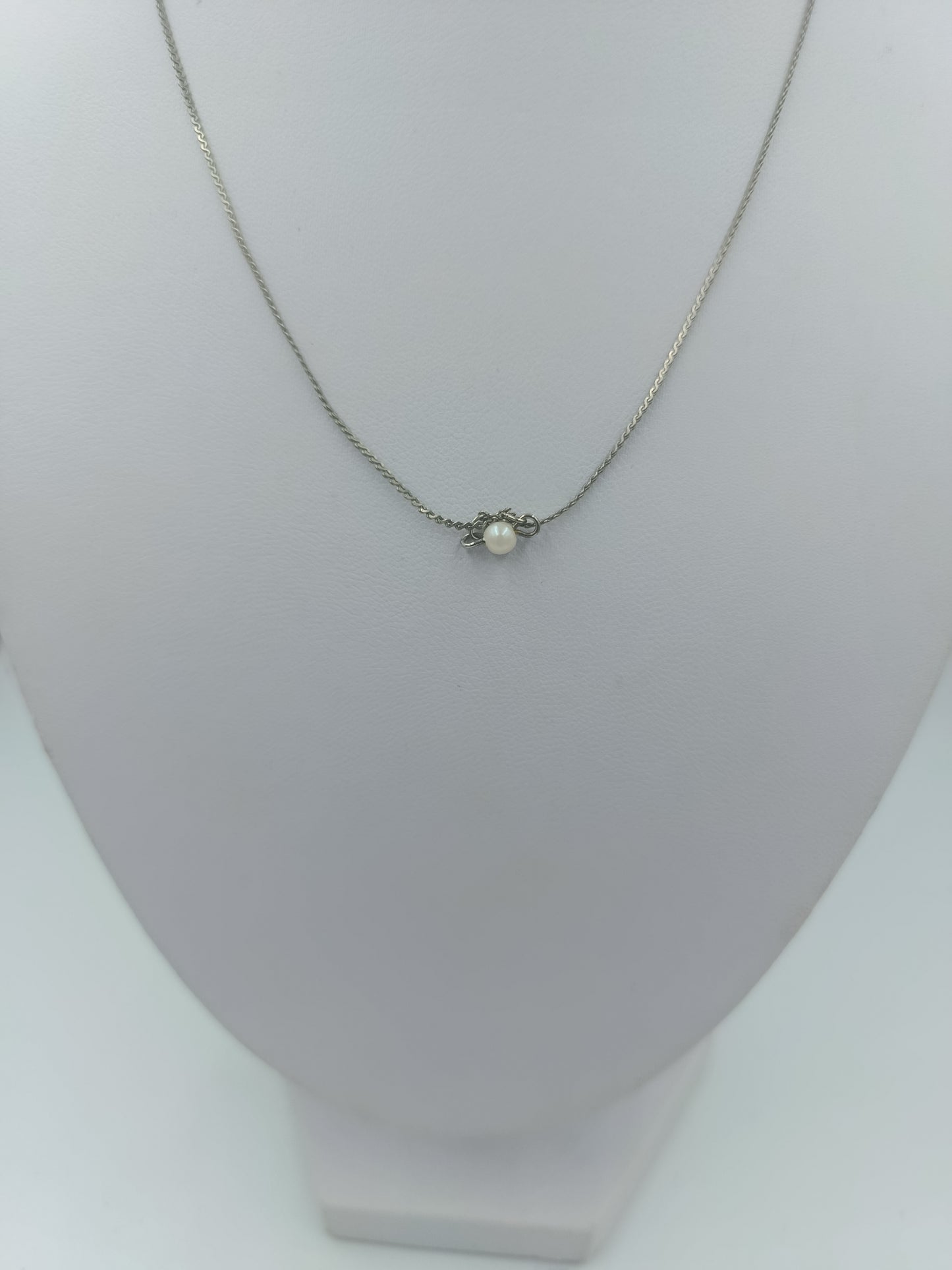 Feine silberfarbene Halskette mit einer kleinen Perle